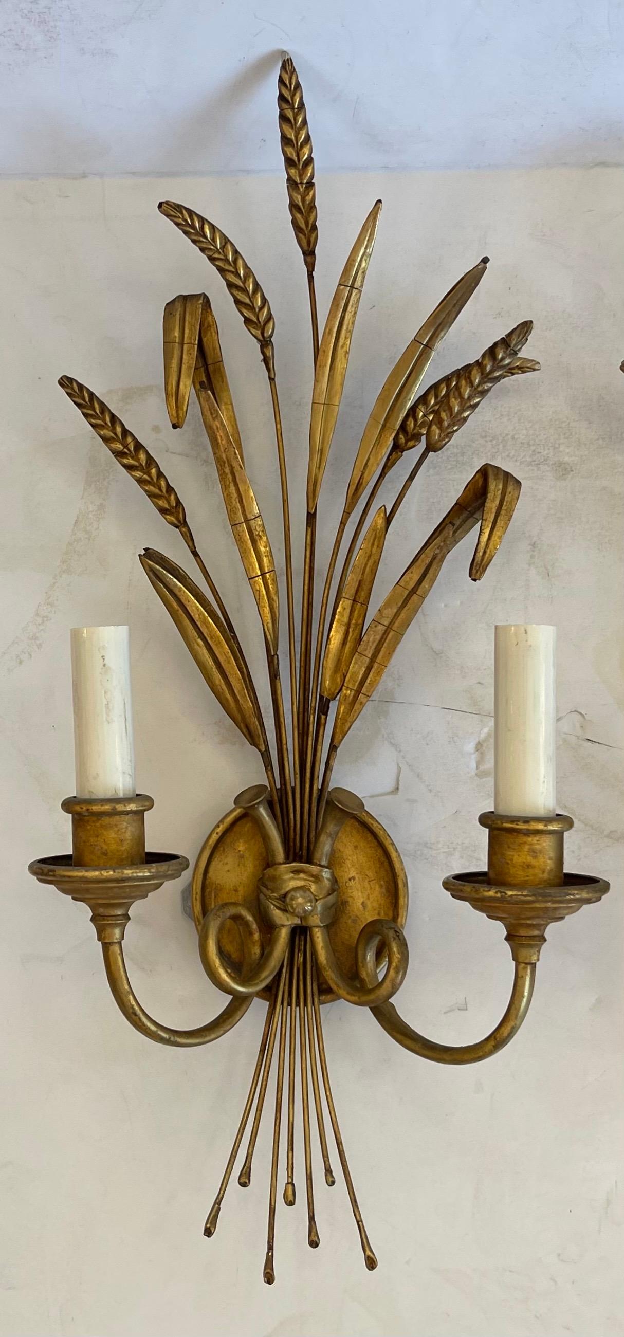 Merveilleuse paire d'appliques à deux lumières en or à la Tole Horn d'origine italienne Bon état - En vente à Roslyn, NY