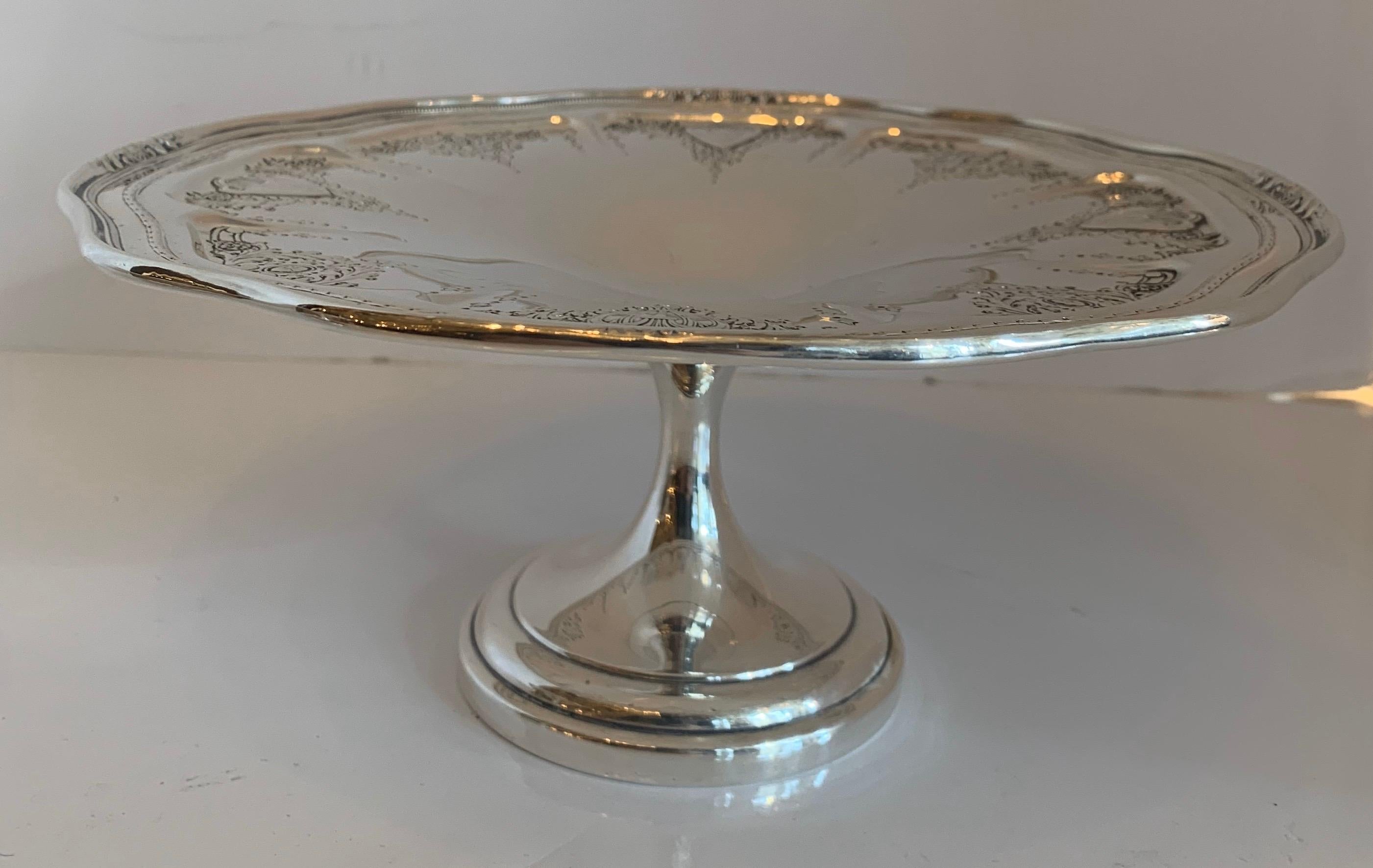 Maravilloso par de compoteras de centro de mesa Whiting Sheraton de plata de ley cincelada a mano en Bueno estado para la venta en Roslyn, NY