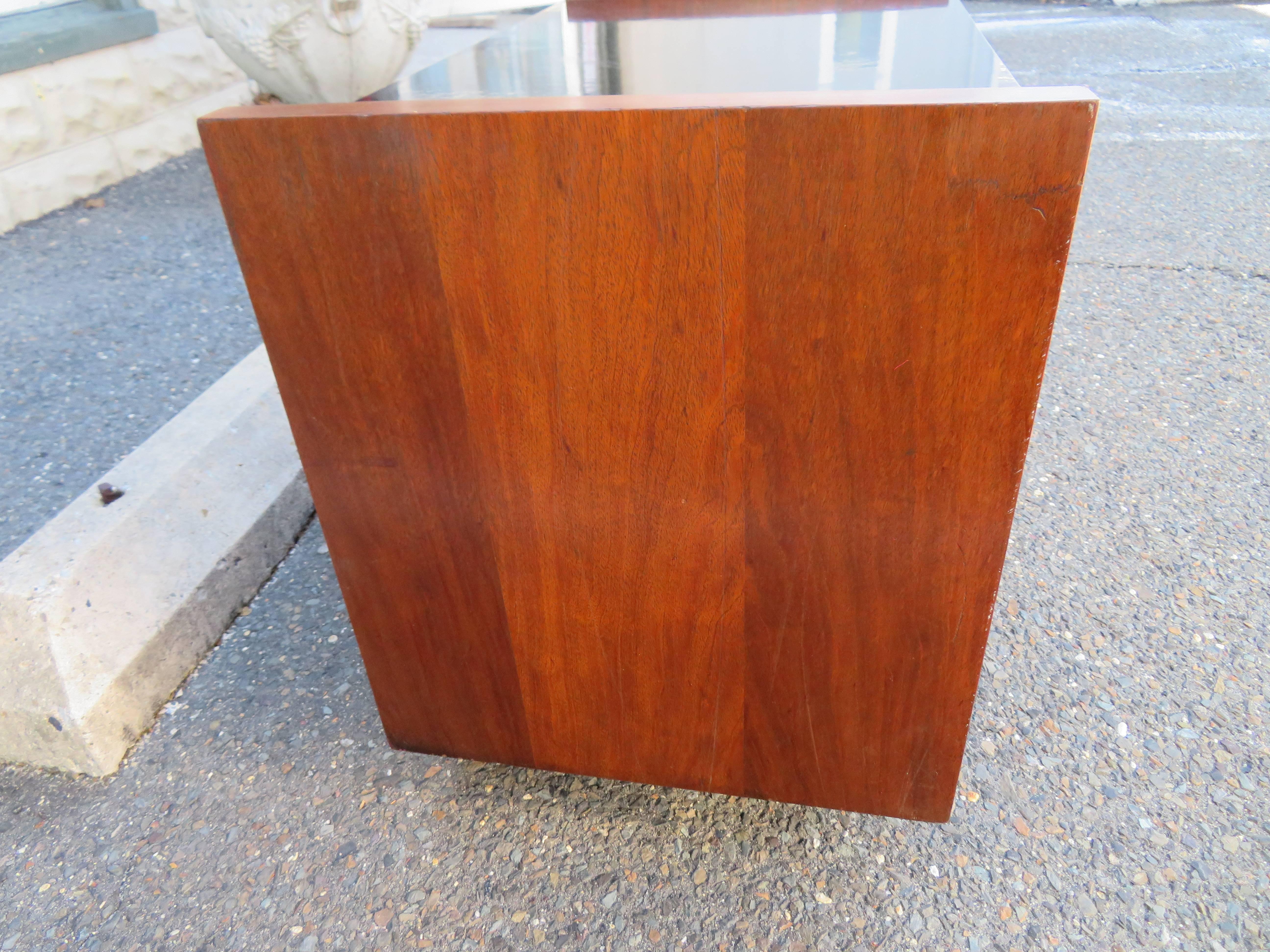 Wonderful Pair of Witco Style Oceanic Sculptural Nightstand by Pulaski For Sale 3