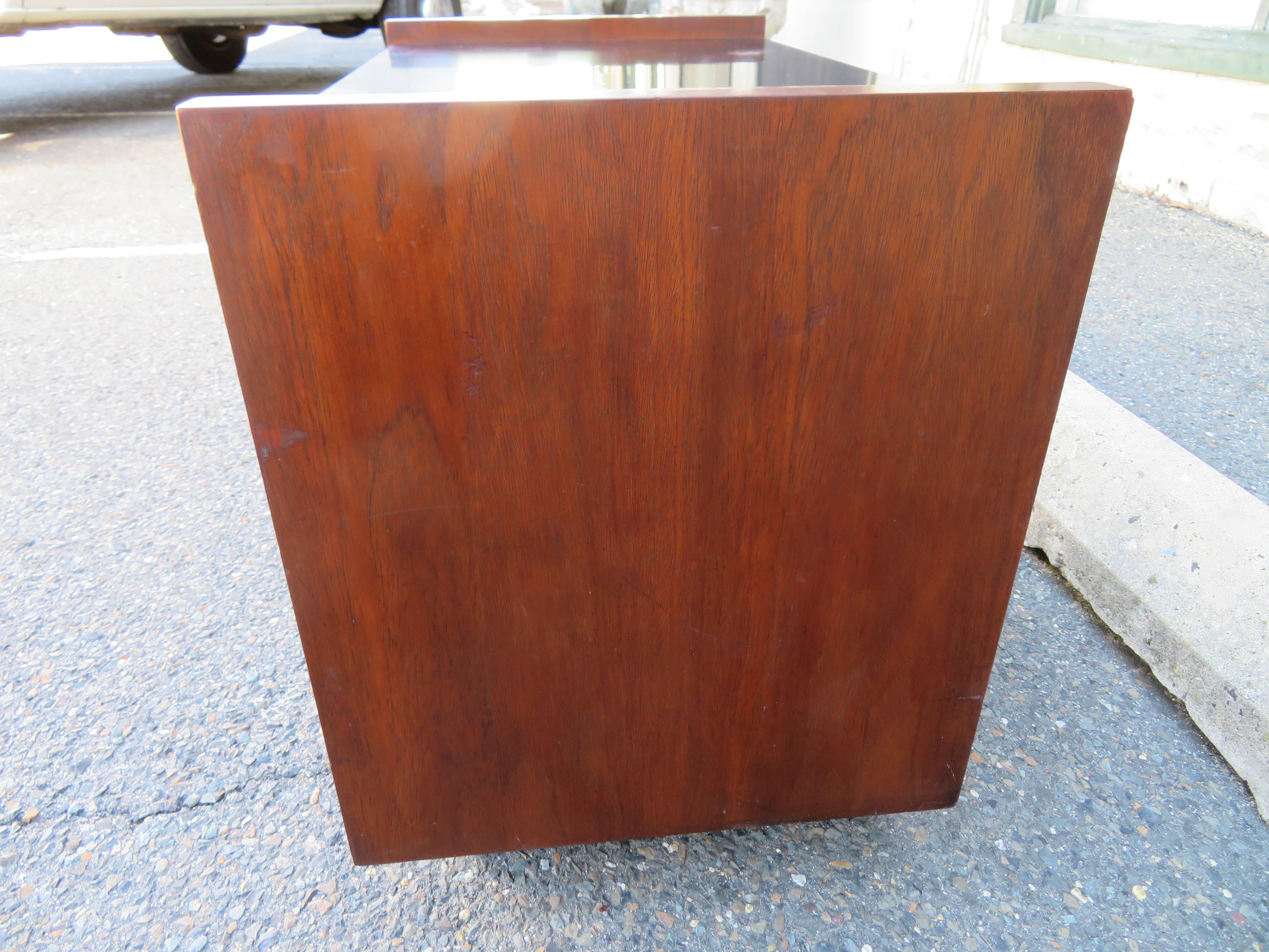 Mid-Century Modern Wonderful Pair of Witco Style Oceanic Sculptural Nightstand by Pulaski For Sale