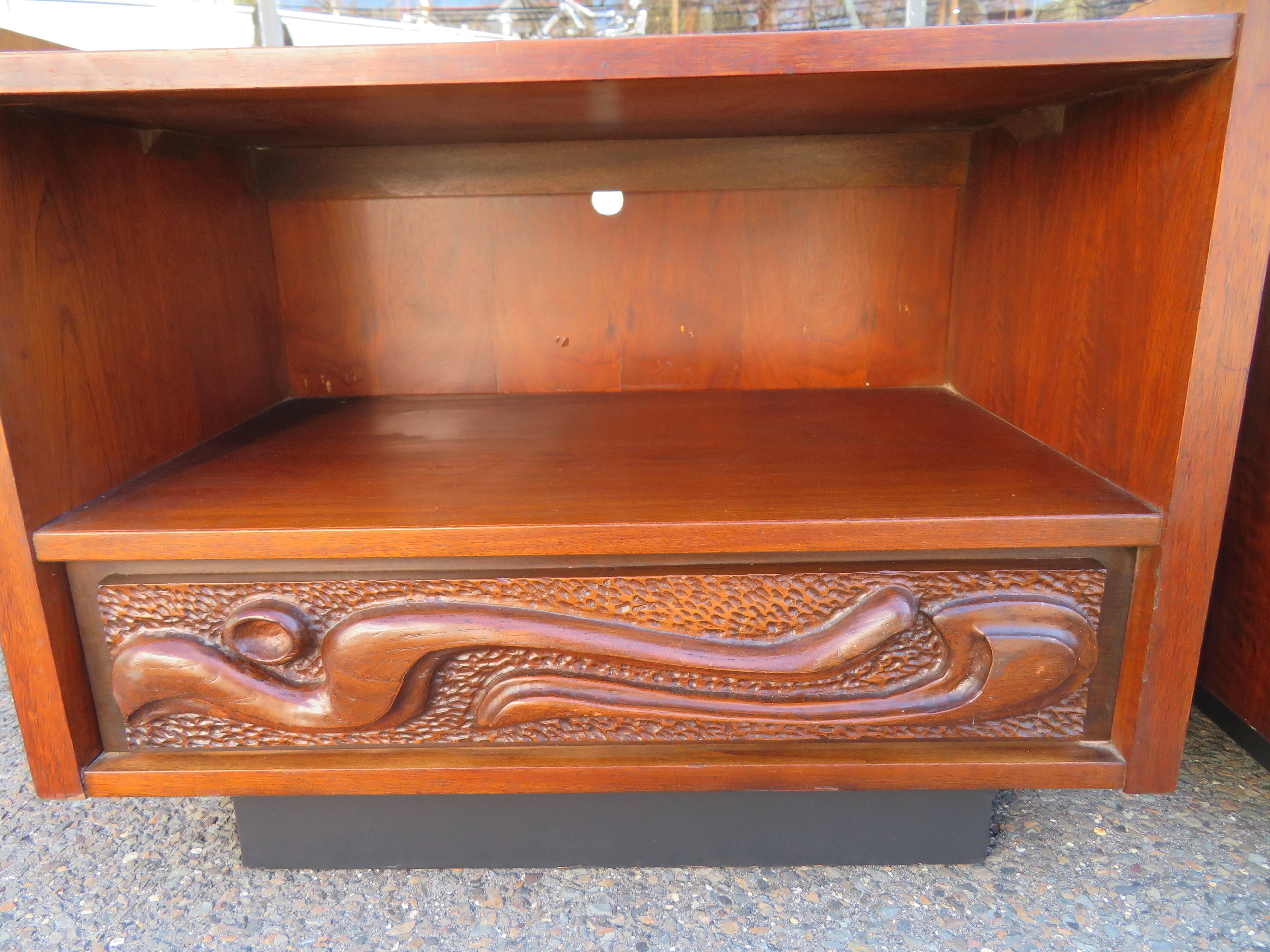 Wonderful Pair of Witco Style Oceanic Sculptural Nightstand by Pulaski In Good Condition For Sale In Pemberton, NJ