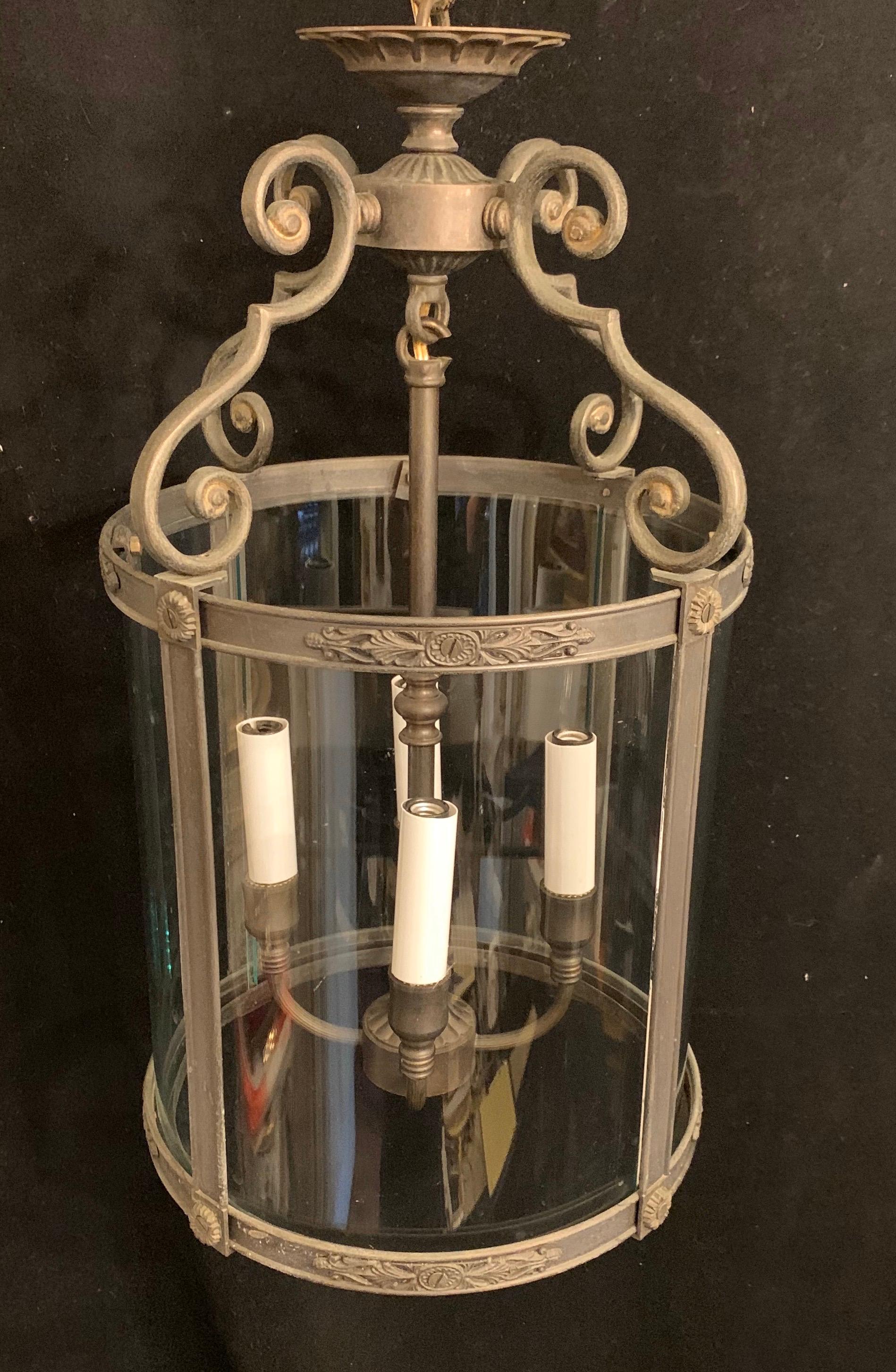 Regency Magnifique lanterne à 3 lumières en bronze patiné et à verre arrondi en vente