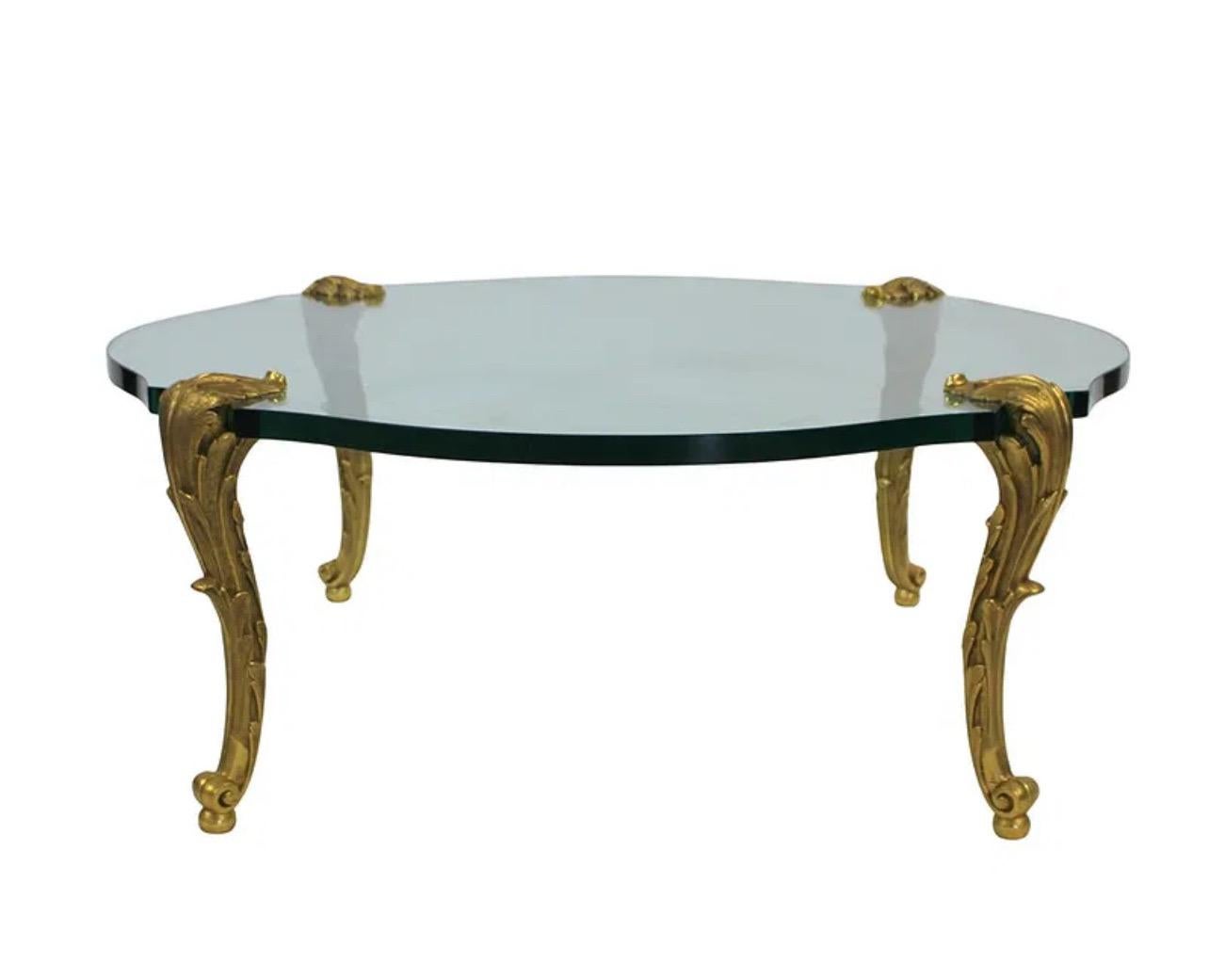 Un magnifique P.E. estampillé Table basse / de cocktail de style Louis XV en bronze à feuilles / filigrane et verre ovale festonné, estampillée sous chaque pied.
