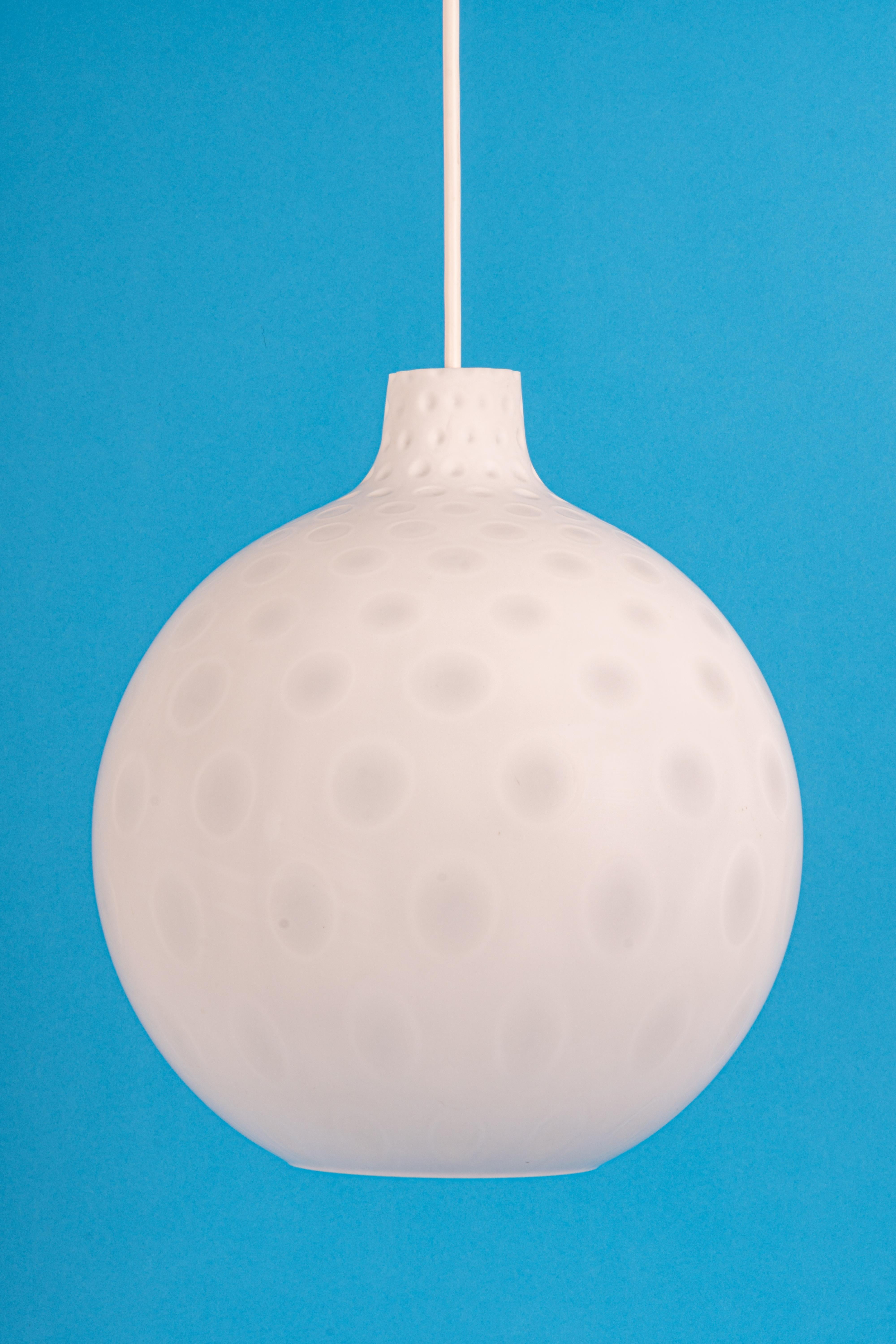 Stupenda lampada a sospensione Como disegnata da Aloys F. Gangkofner per Peill & Putzler , Germania, anni '50
An He ha progettato questa serie: Como- tra il 1953 e il 1958 

Prese di corrente: Una lampadina standard E27. (100 W max).
Le