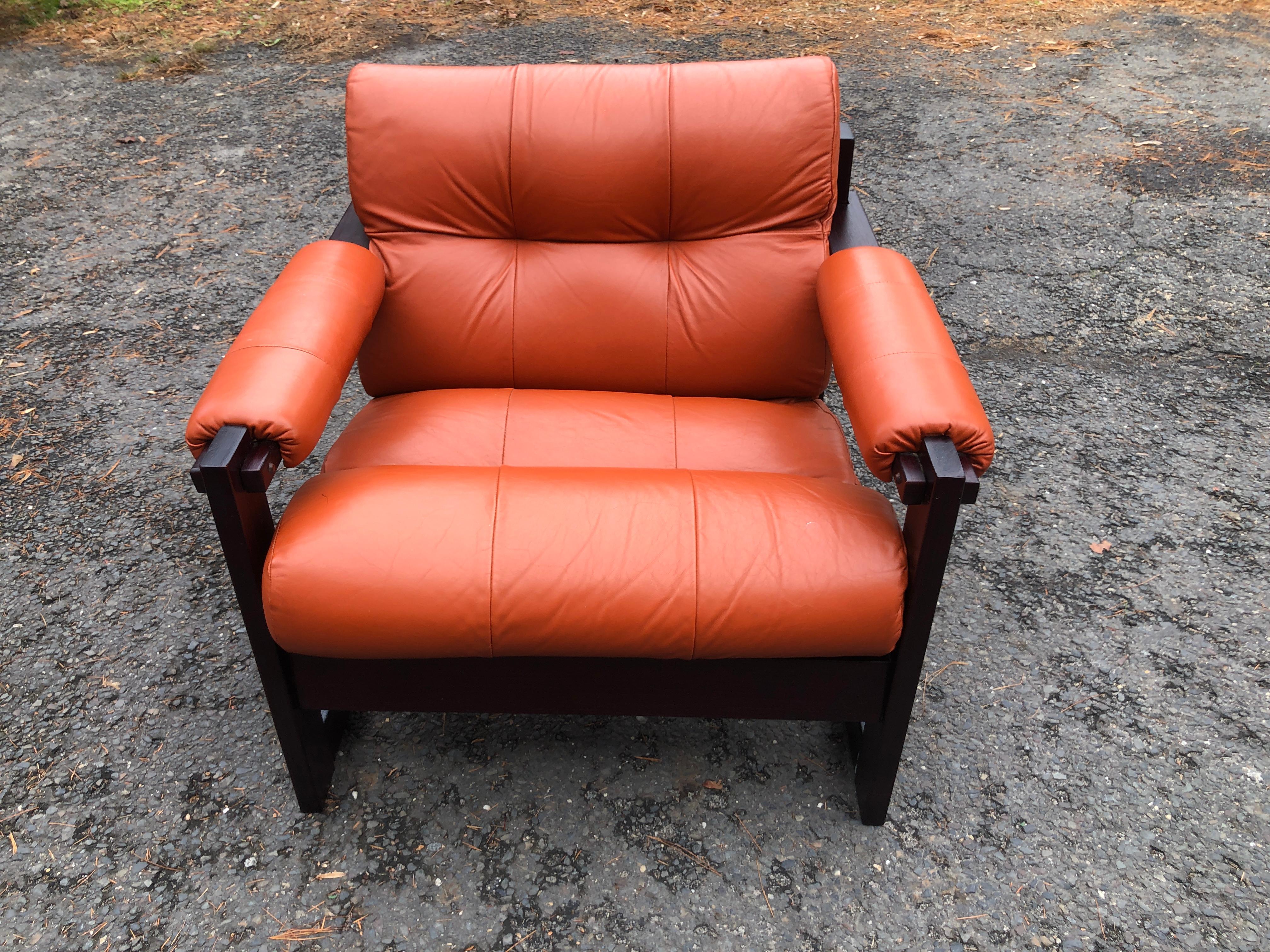 Magnifique chaise longue S-1 en bois de rose et cuir de Percival Lafer.  Le design S-1 de Lafer se caractérise par l'exotisme brésilien associé à la sensibilité scandinave.  Parmi les designs de Lafer, le S-1 est un peu plus rare à trouver que
