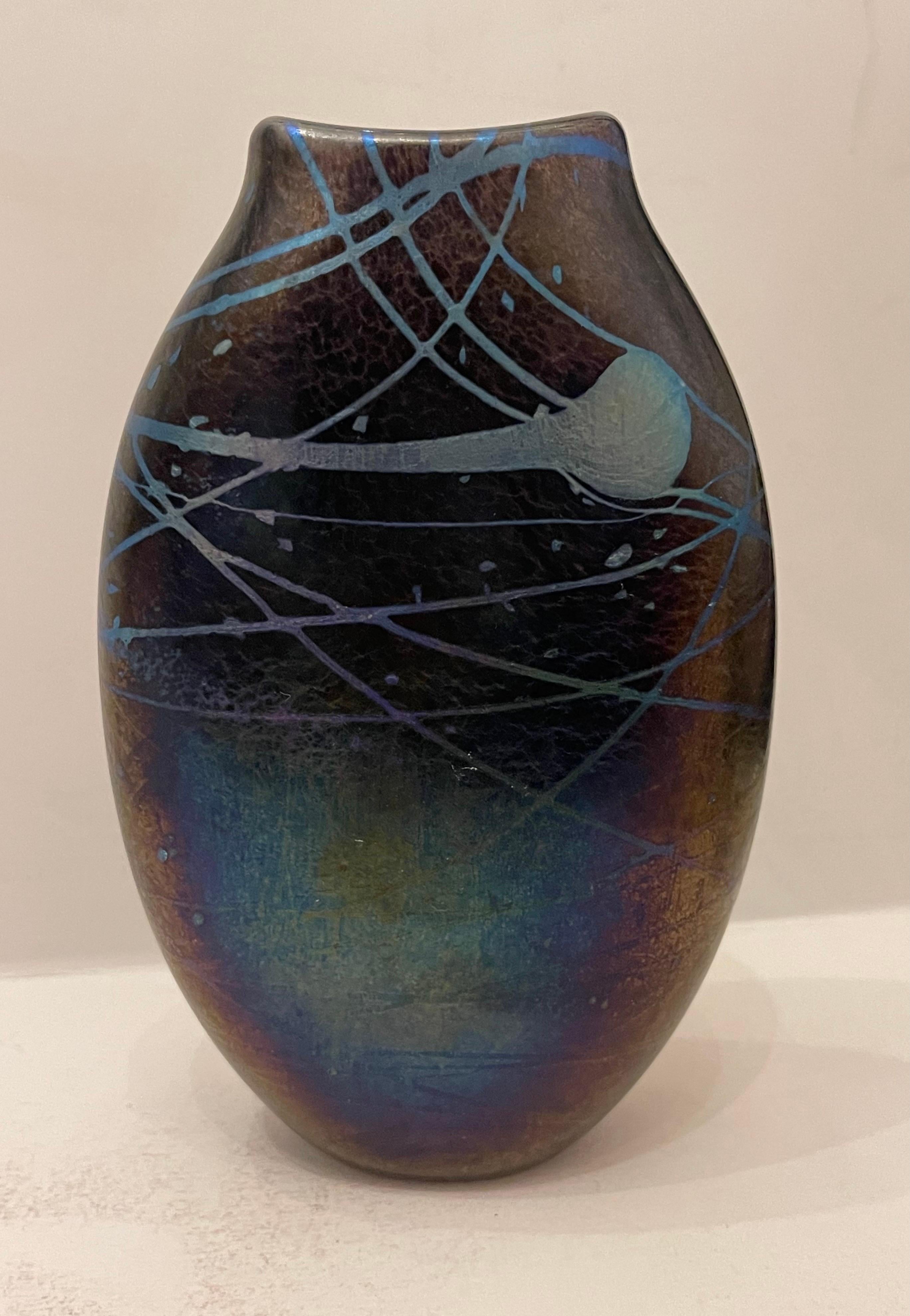 Un meraviglioso vaso di Peter Layton (crediamo sulla base di immagini trovate online su un vaso identico) Studio A britannico Scultura in vetro iridescente