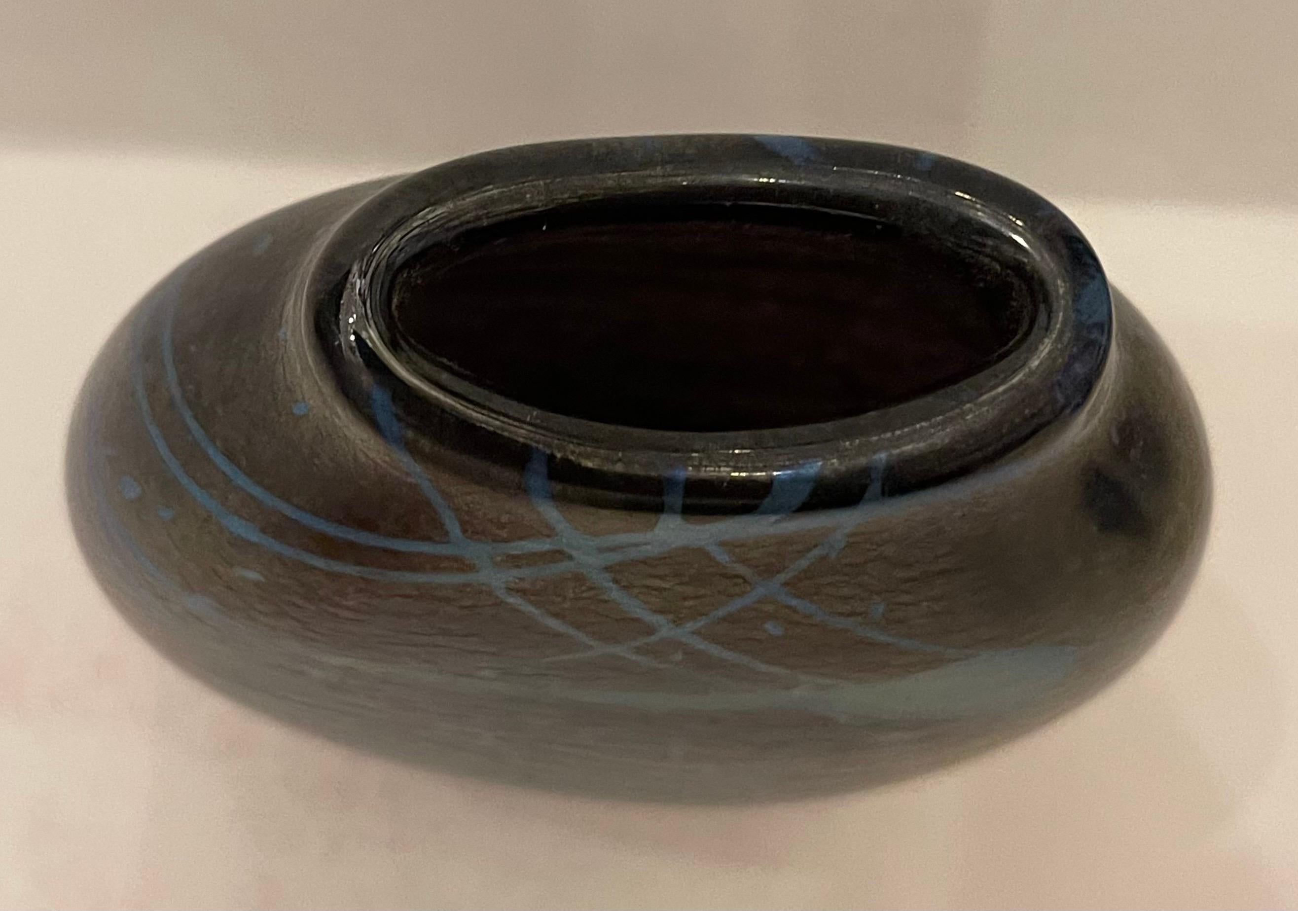 Moderno Meraviglioso vaso ovale iridescente di Peter Layton, scultura in vetro dello Studio britannico. in vendita