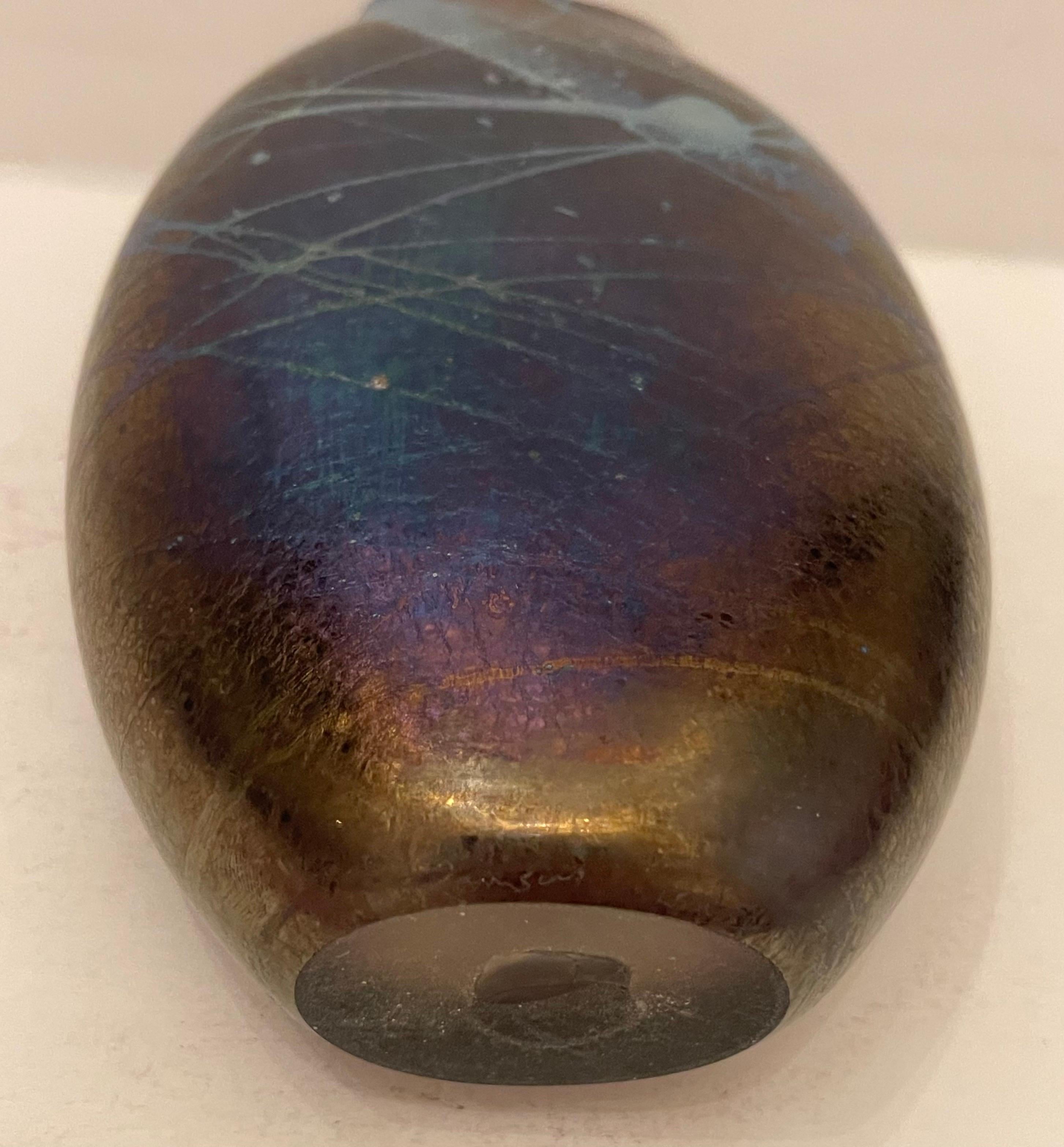 Meraviglioso vaso ovale iridescente di Peter Layton, scultura in vetro dello Studio britannico. In condizioni buone in vendita a Roslyn, NY