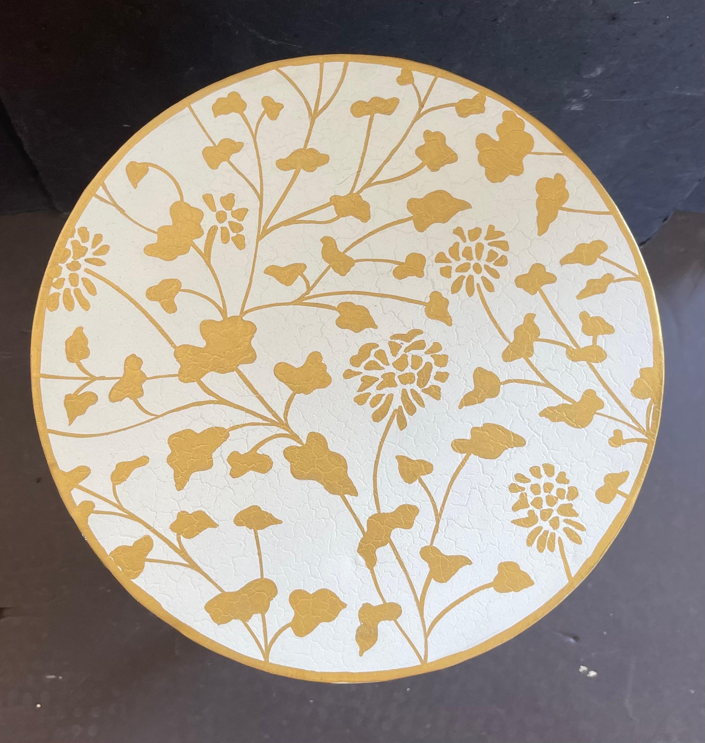 Wunderbare Petite Bamboo Runde gemalt Chinoiserie Tole Scalloped Seite End Tabelle (Handbemalt) im Angebot