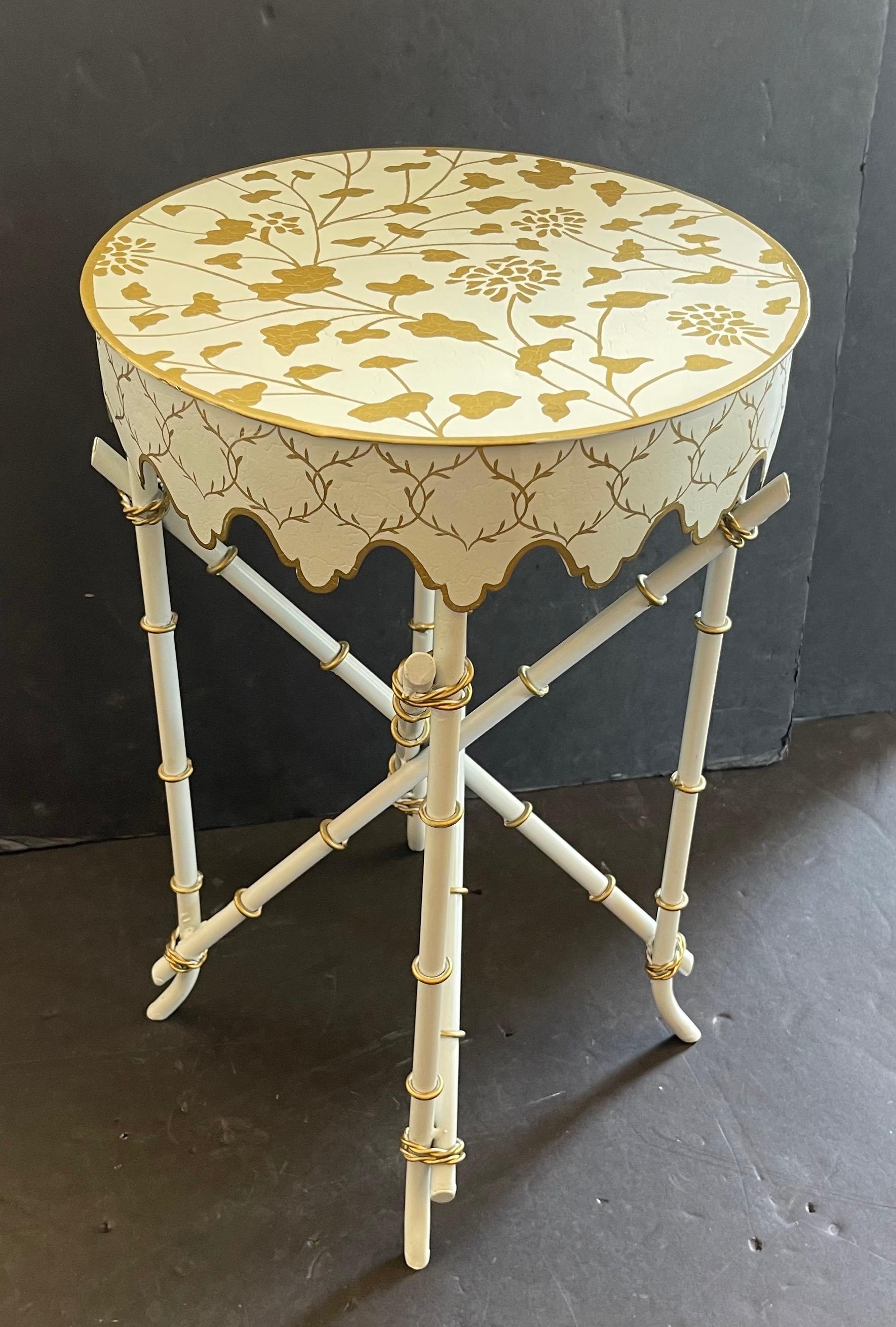 Wunderbare Petite Bamboo Runde gemalt Chinoiserie Tole Scalloped Seite End Tabelle im Zustand „Gut“ im Angebot in Roslyn, NY