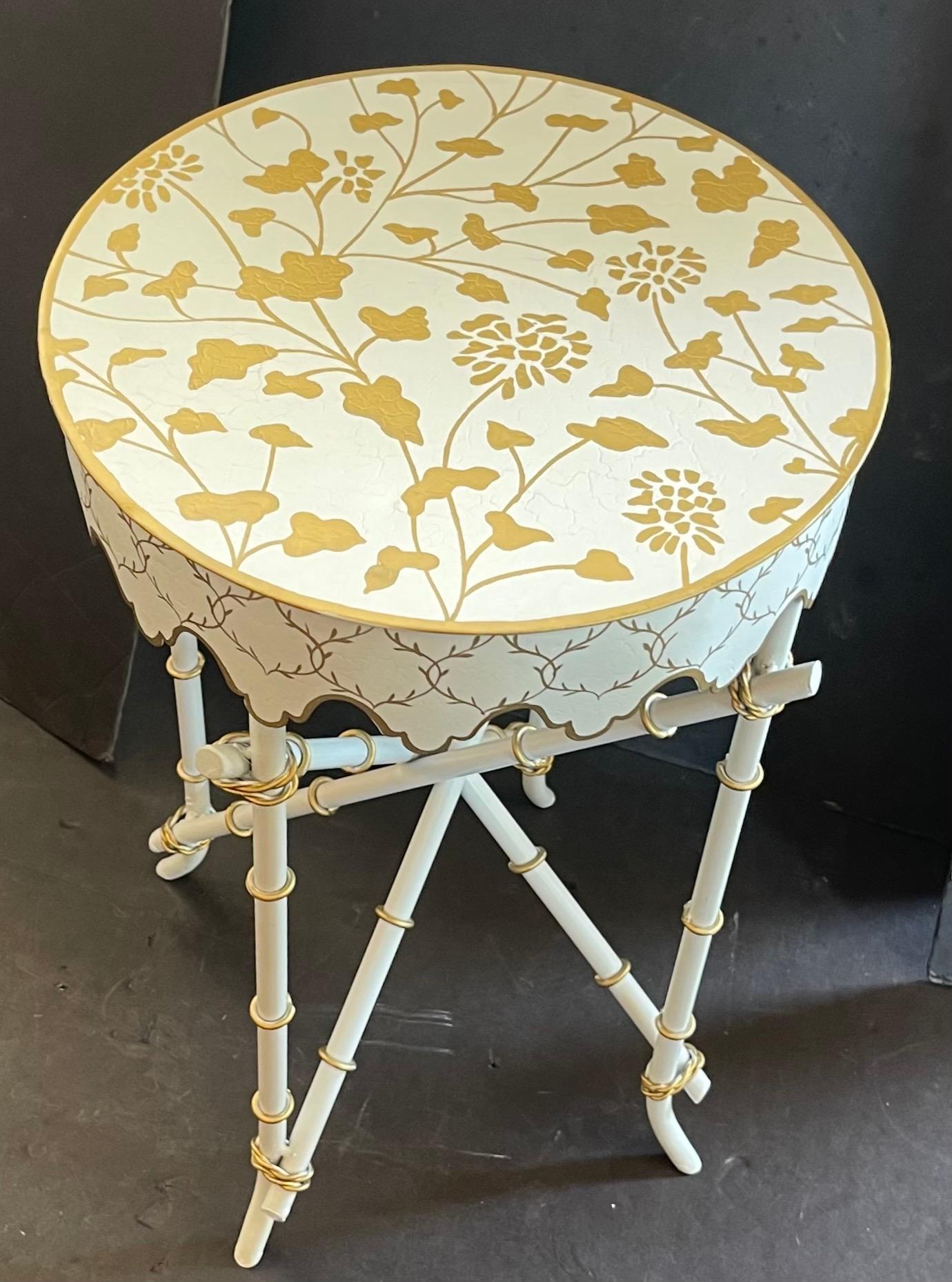 Wunderbare Petite Bamboo Runde gemalt Chinoiserie Tole Scalloped Seite End Tabelle (20. Jahrhundert) im Angebot