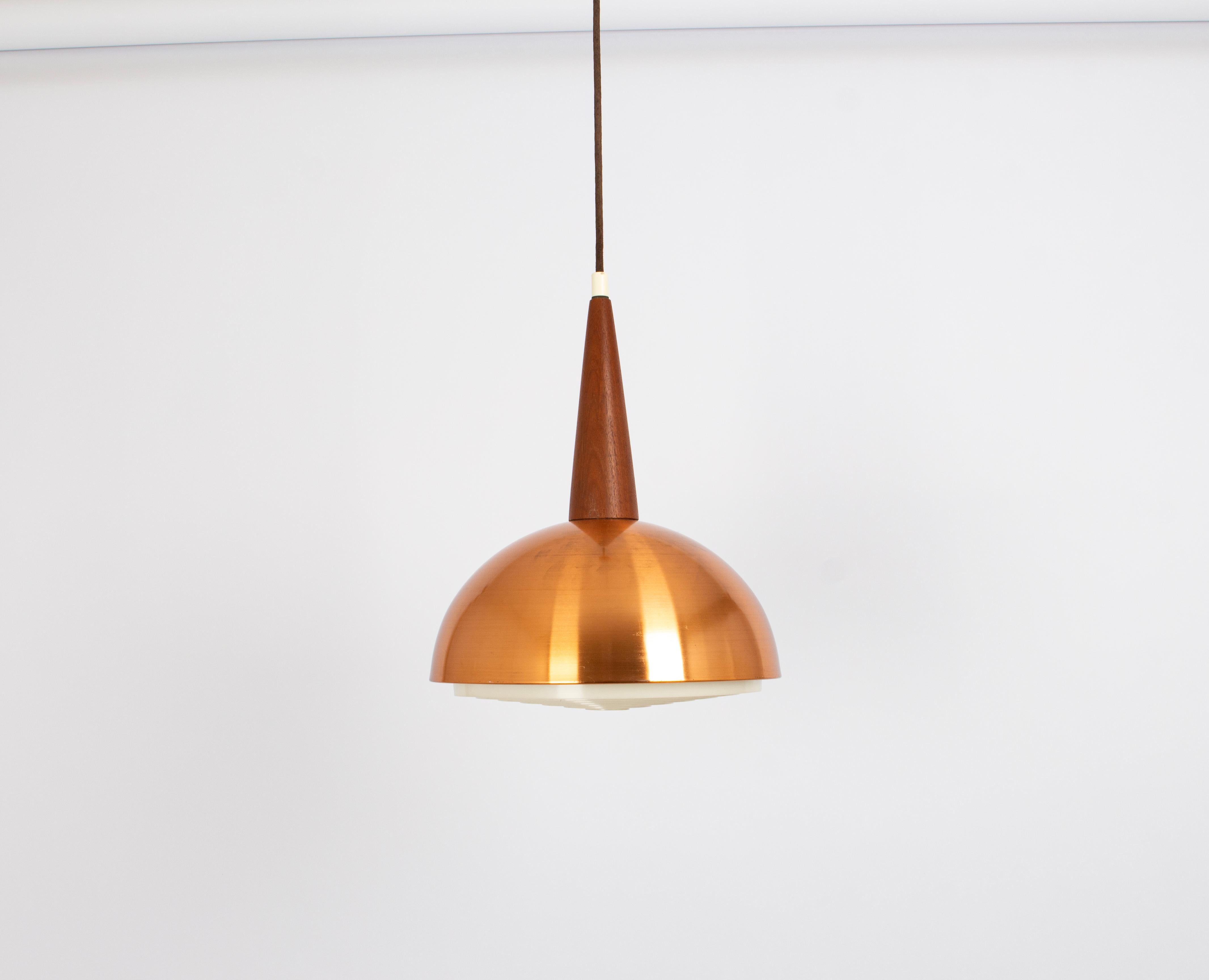Splendida lampada a sospensione in rame e teak, nello stile di Jo Hammerborg, anni '70
Buone condizioni originali.


Prese di corrente: Una lampadina standard E27. (150 W max).
L'asta di caduta può essere regolata a piacere, gratuitamente, per