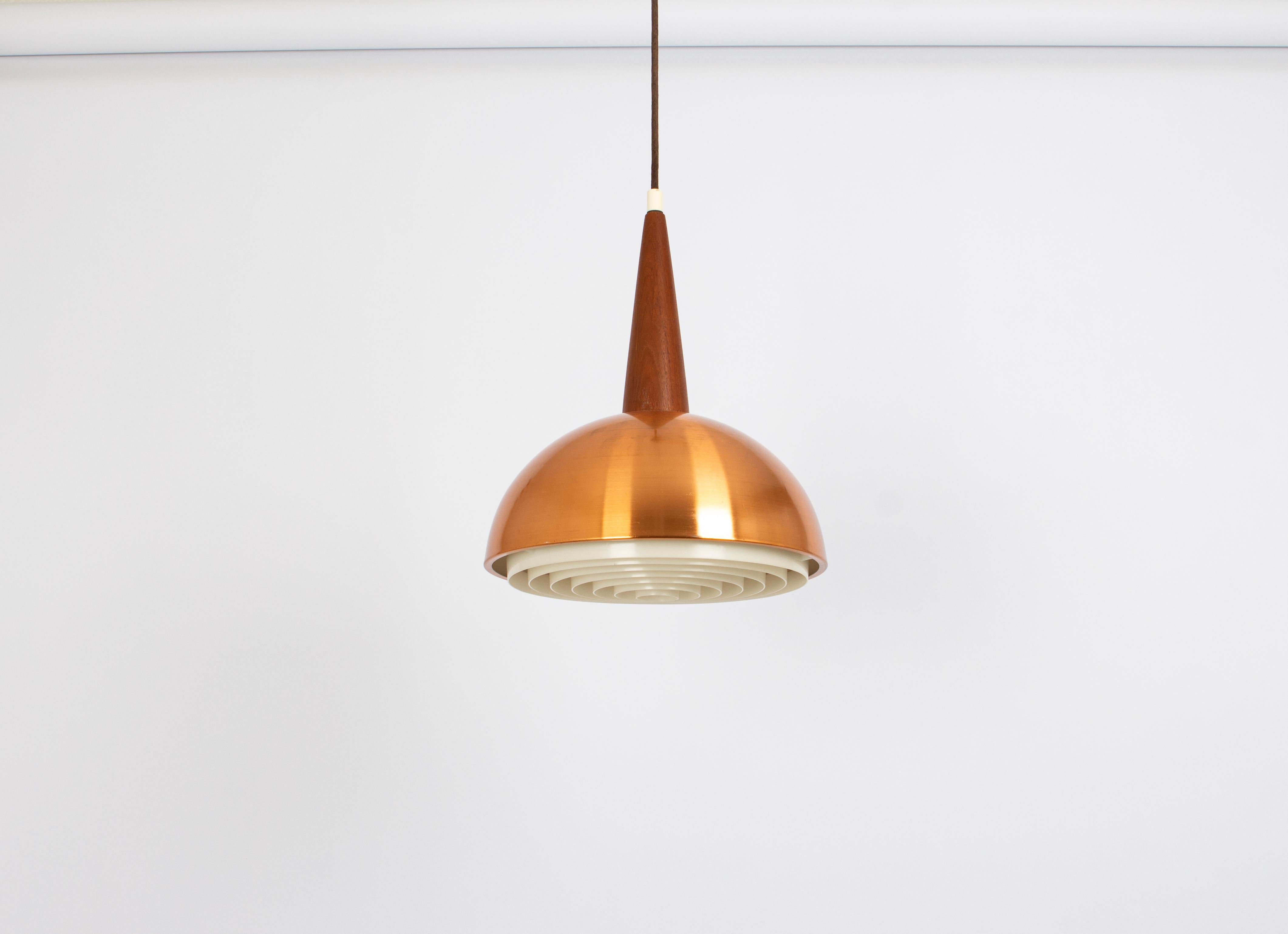 Mid-Century moderno Meravigliosa piccola lampada a sospensione in rame e teak, nello stile di Jo Hammerborg, anni '70 in vendita