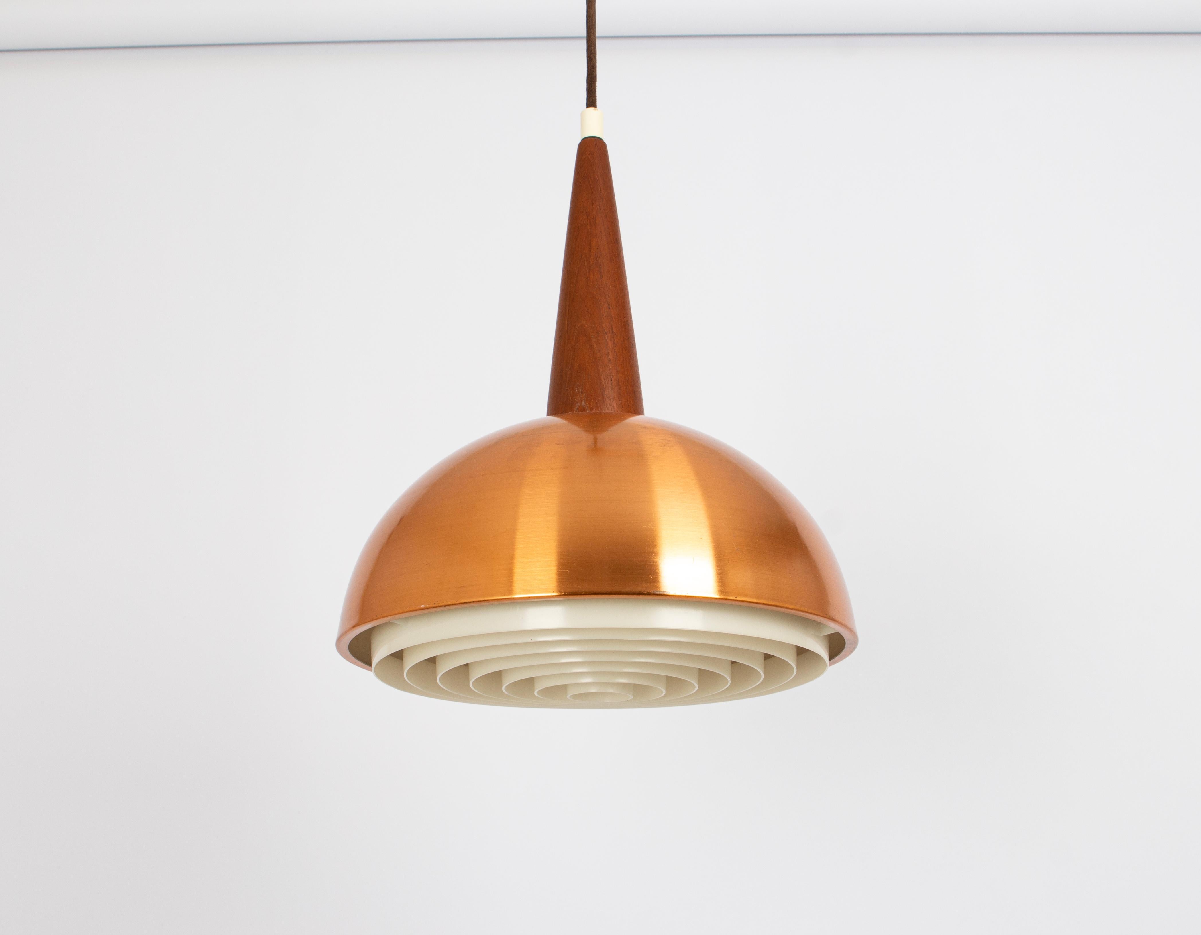 Tedesco Meravigliosa piccola lampada a sospensione in rame e teak, nello stile di Jo Hammerborg, anni '70 in vendita