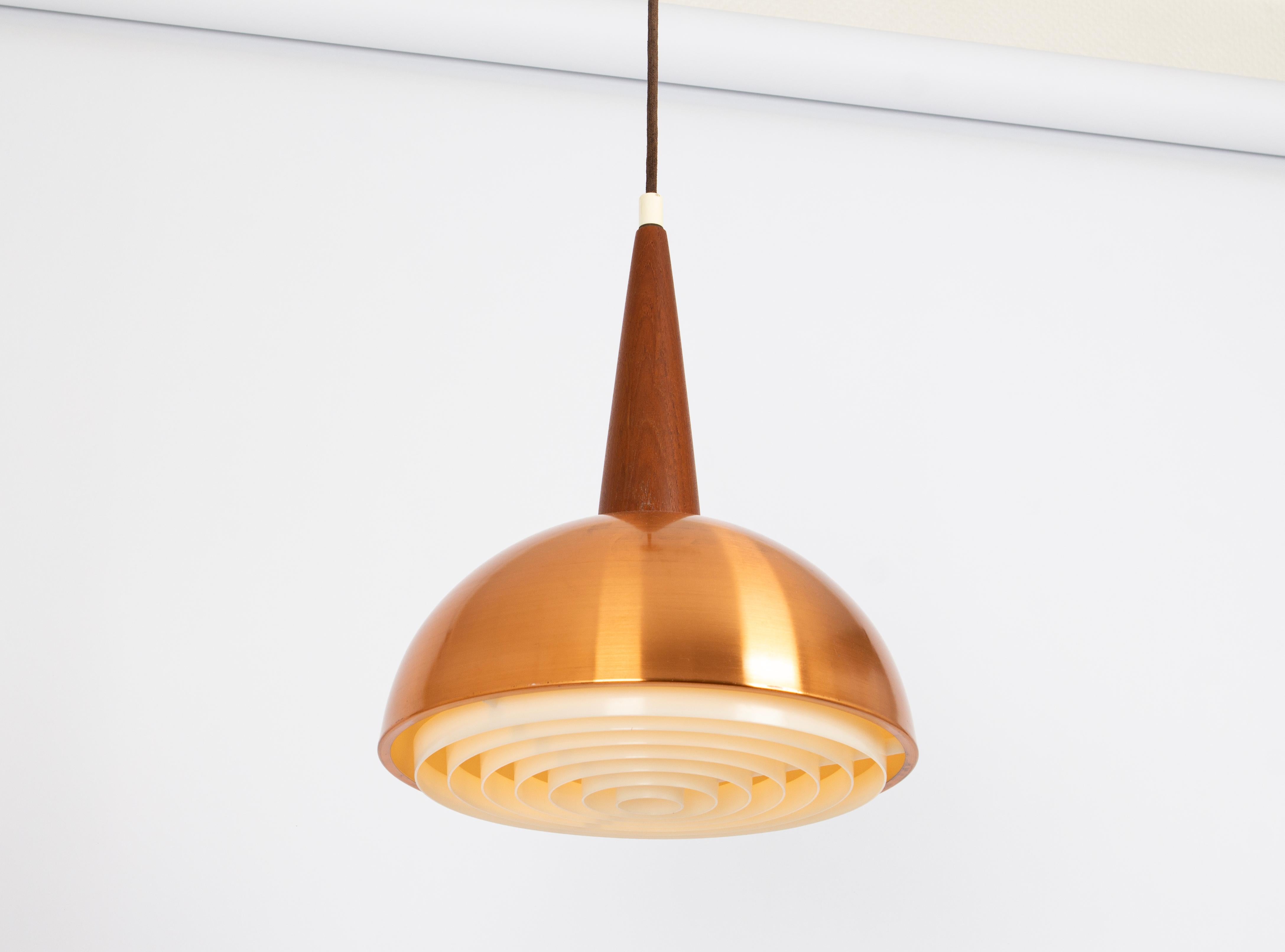 Meravigliosa piccola lampada a sospensione in rame e teak, nello stile di Jo Hammerborg, anni '70 In condizioni buone in vendita a Aachen, NRW
