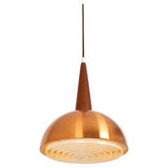 Wunderschöne zierliche Pendelleuchte aus Kupfer und Teakholz, im Stil von Jo Hammerborg, 1970er Jahre