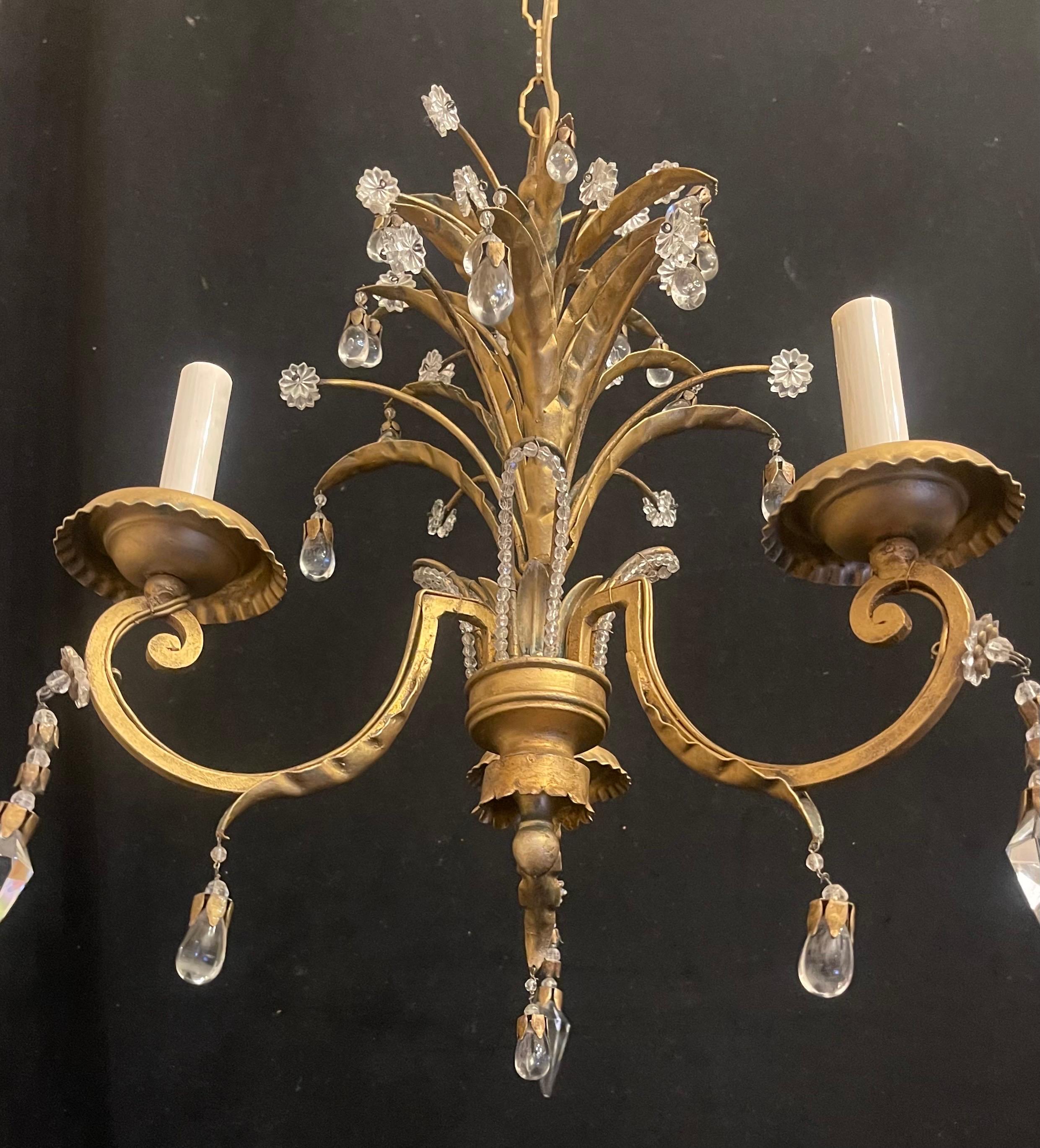 Eine wunderbare Petite Crystal Drop Gold vergoldet Palm Leaf Style Beaded Tole Kronleuchter 3 Kandelaber Leuchte kommt mit Kette und Baldachin.
Nach der Art von Maison Baguès