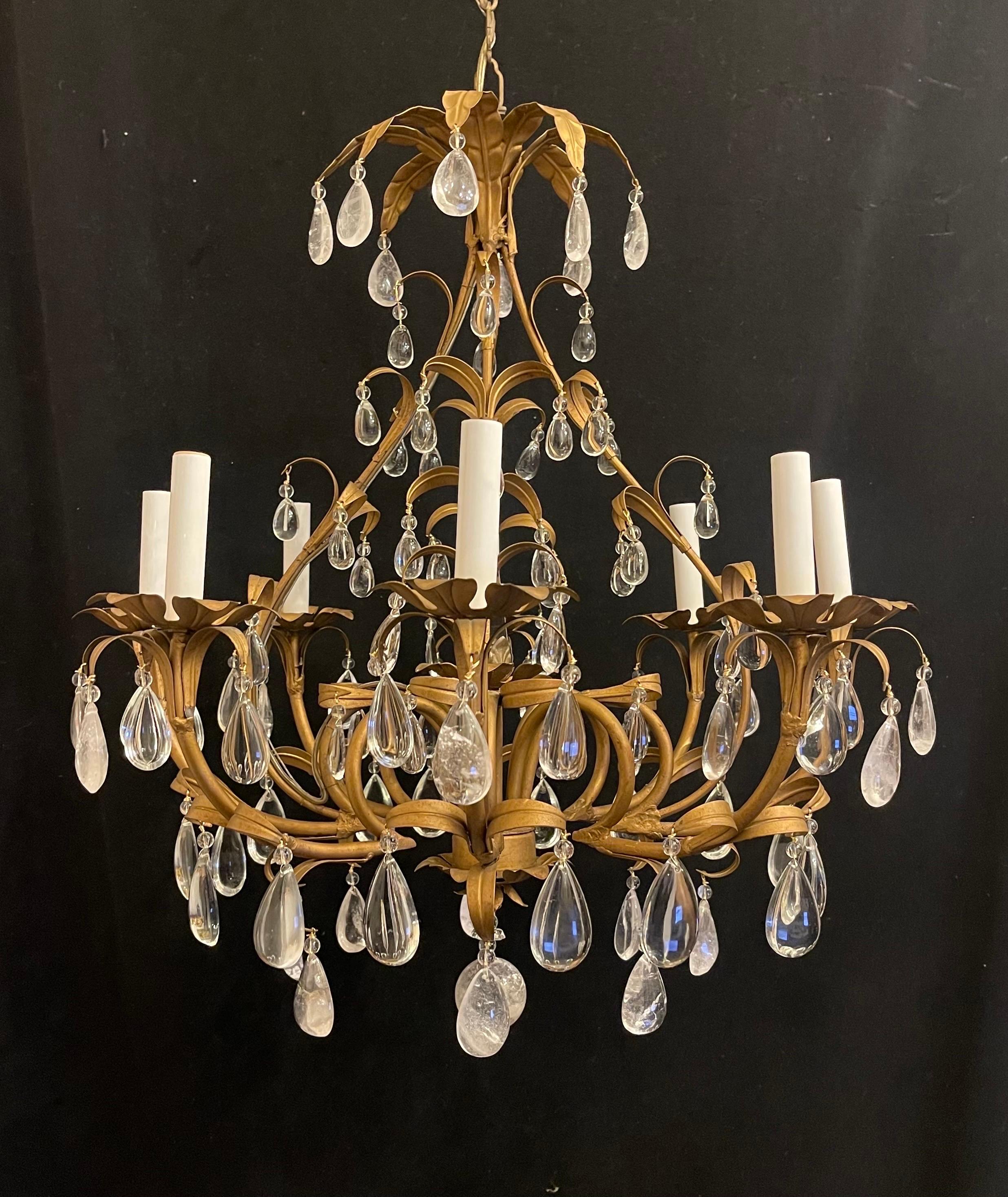Merveilleux petit lustre à huit chandeliers de style Maison Baguès en cristal de roche / cristal alterné avec des perles en or doré.
Le câblage a été mis à jour, la chaîne de l'auvent et le matériel de montage sont inclus.