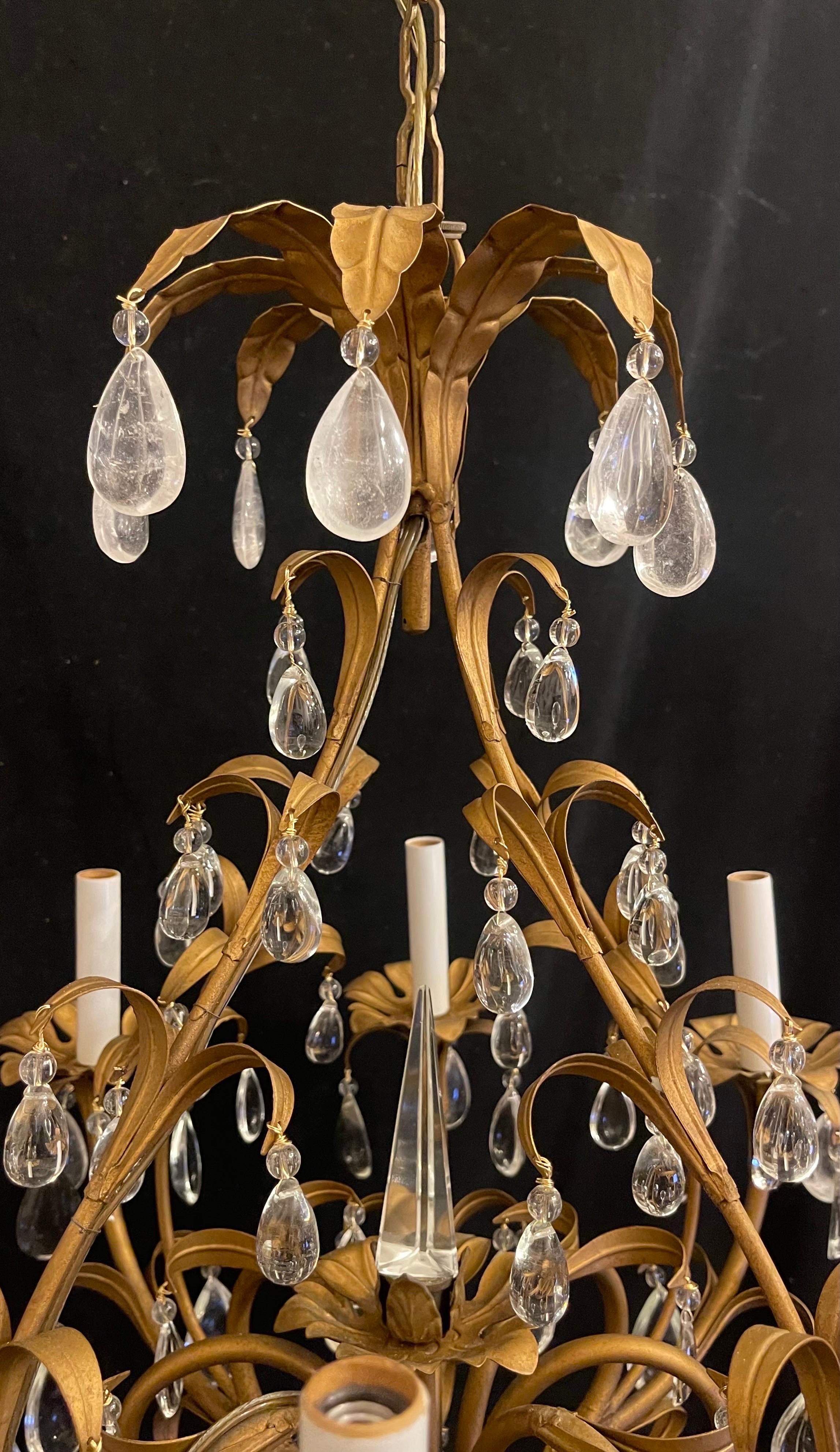 Français Merveilleux petit lustre à huit lumières de la Maison Baguès en cristal de roche. en vente