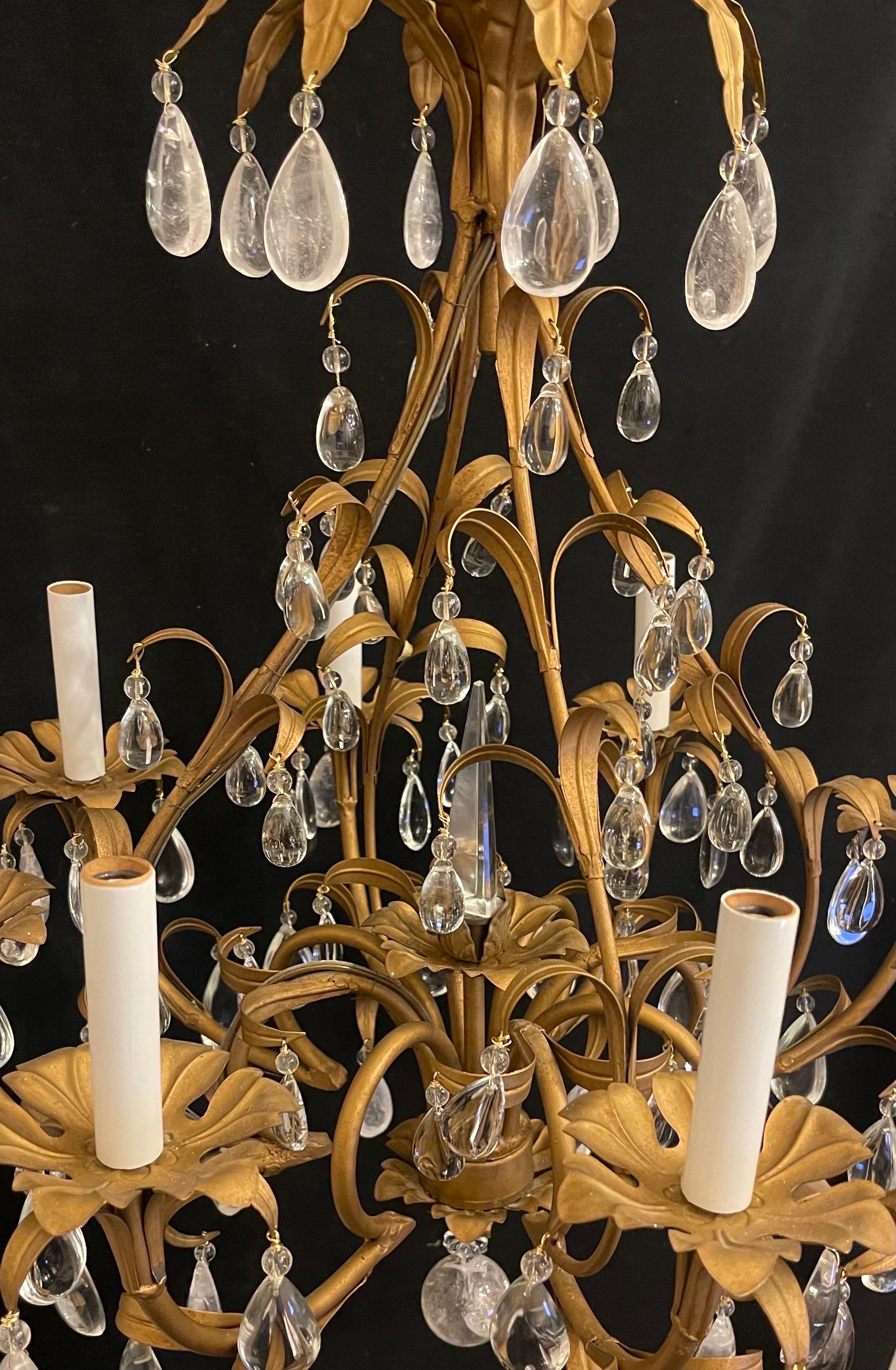 Merveilleux petit lustre à huit lumières de la Maison Baguès en cristal de roche. Bon état - En vente à Roslyn, NY