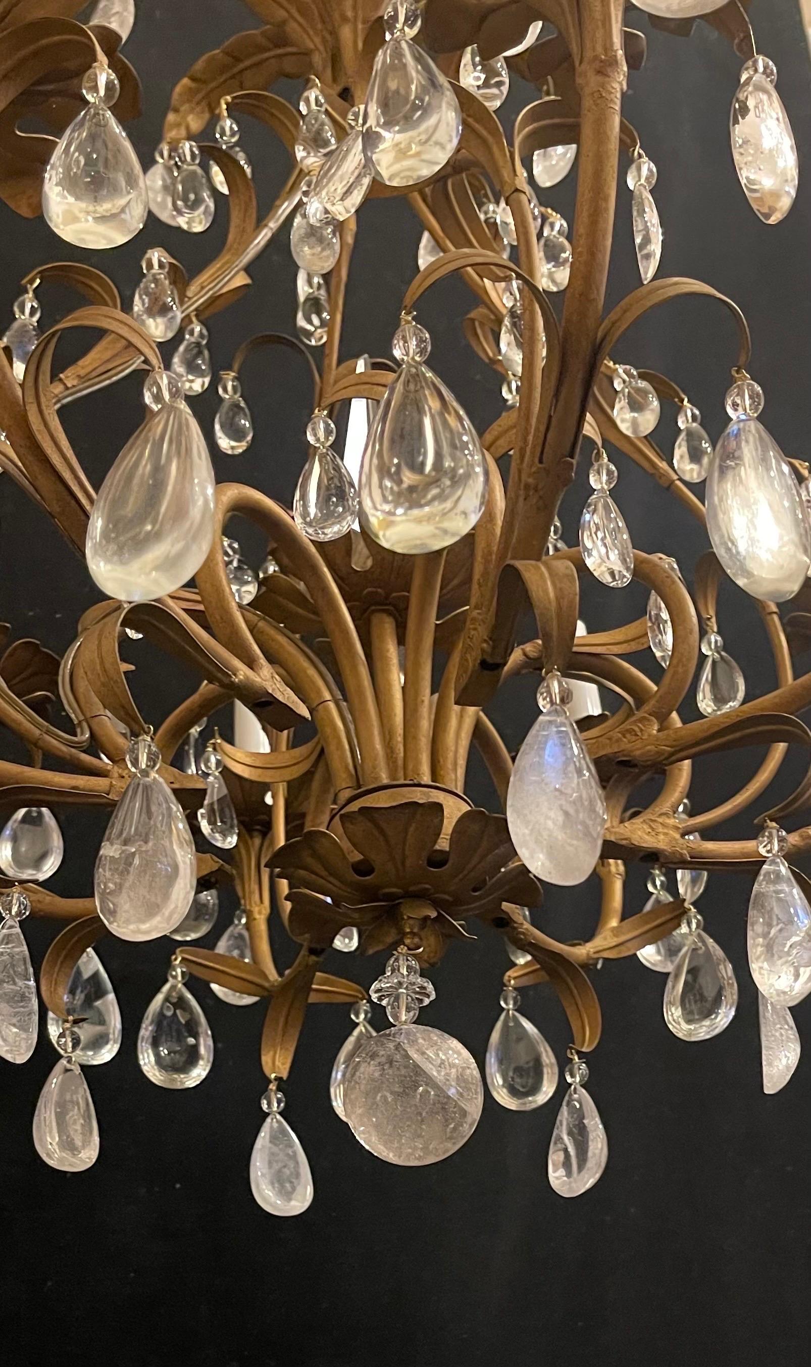 20ième siècle Merveilleux petit lustre à huit lumières de la Maison Baguès en cristal de roche. en vente