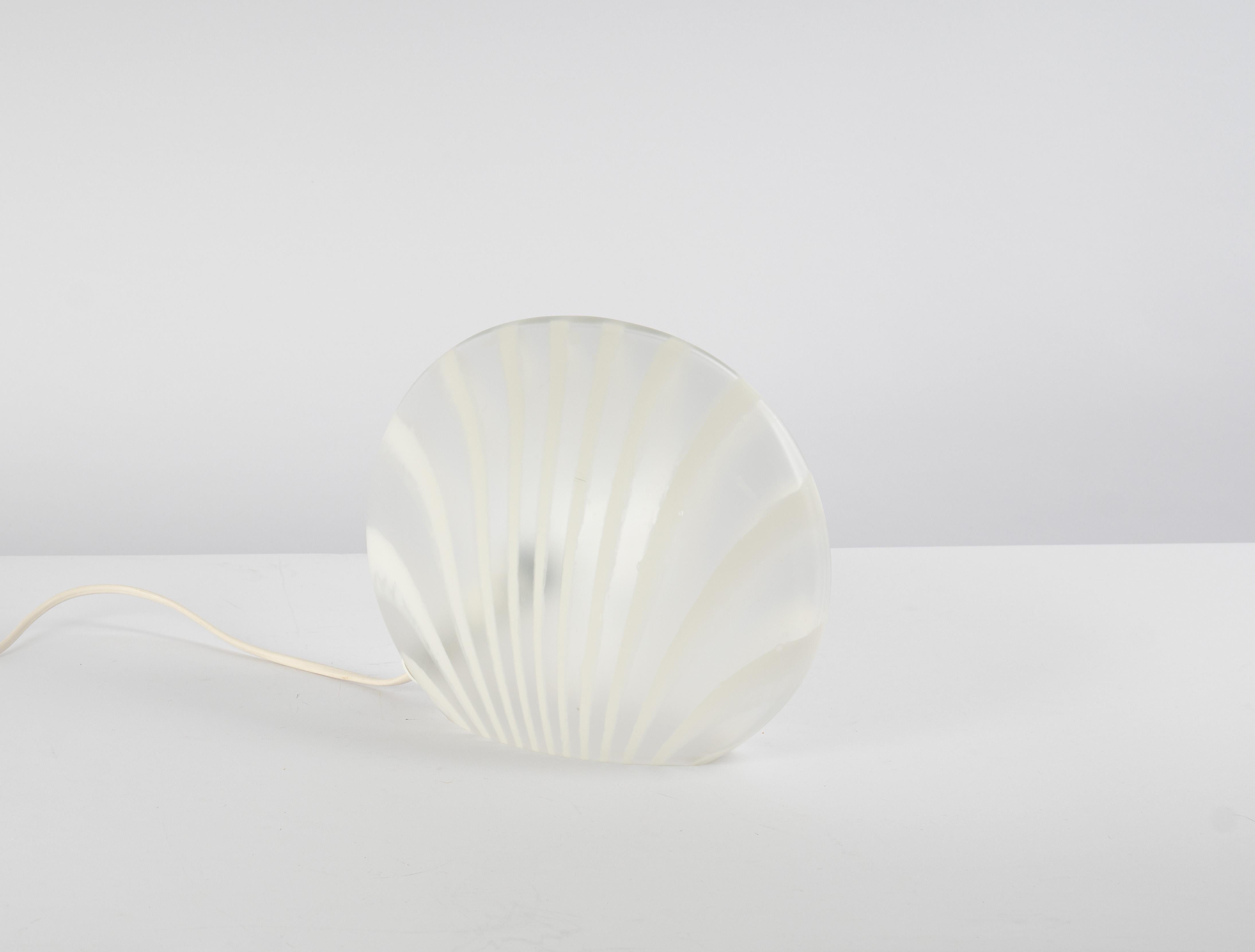 Merveilleuse lampe de table à motif zébré de Peill & Putzler, Allemagne, années 1970. Fabriqué en une seule pièce.
Le corps en verre est superbe et sa qualité tranchante contraste joliment avec la surface lisse.

La lampe de table nécessite 1x