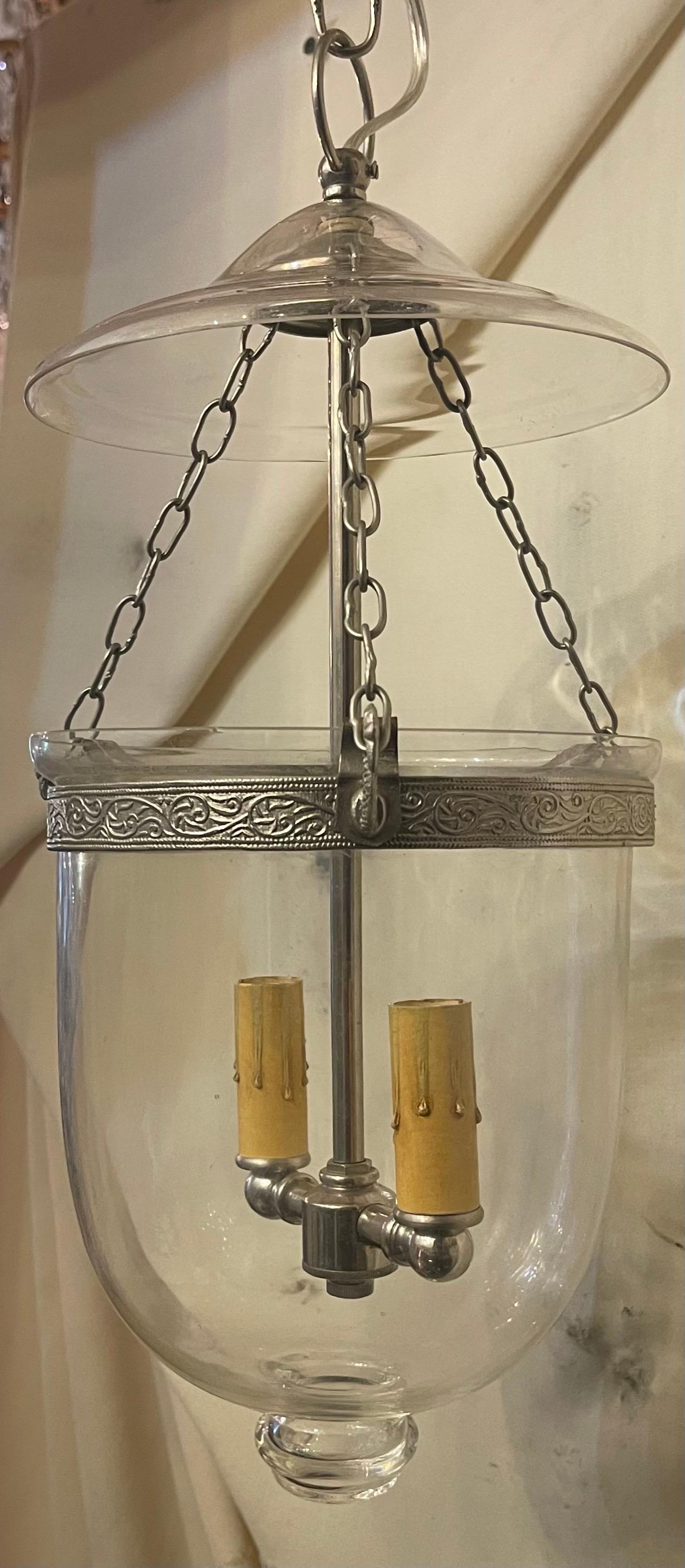 
Merveilleuse petite lanterne en verre soufflé de type jarre en laiton nickelé avec 2 chandeliers
