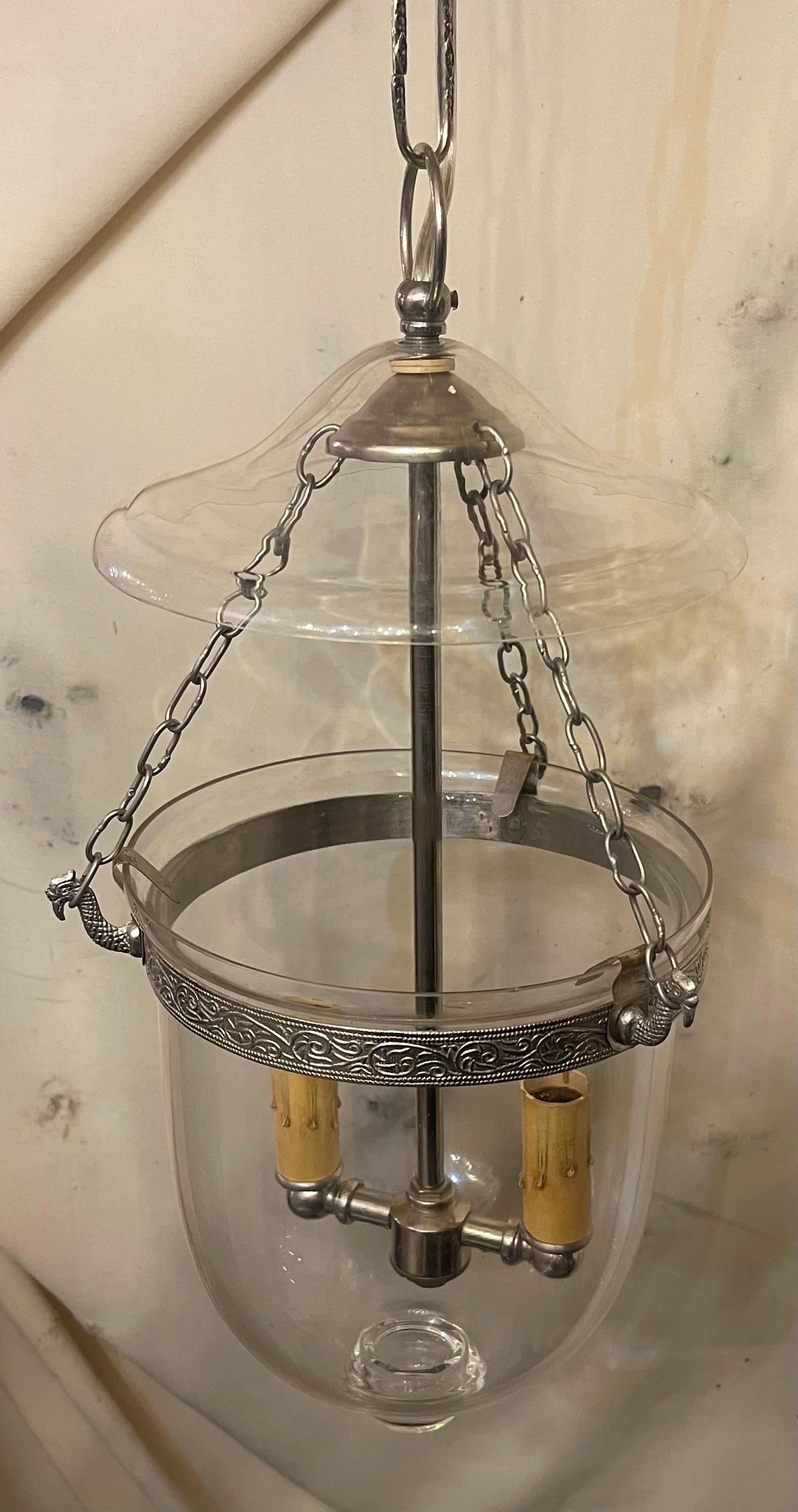 Regency Merveilleuse petite lanterne lumineuse en laiton nickelé soufflé en verre de laurier en vente