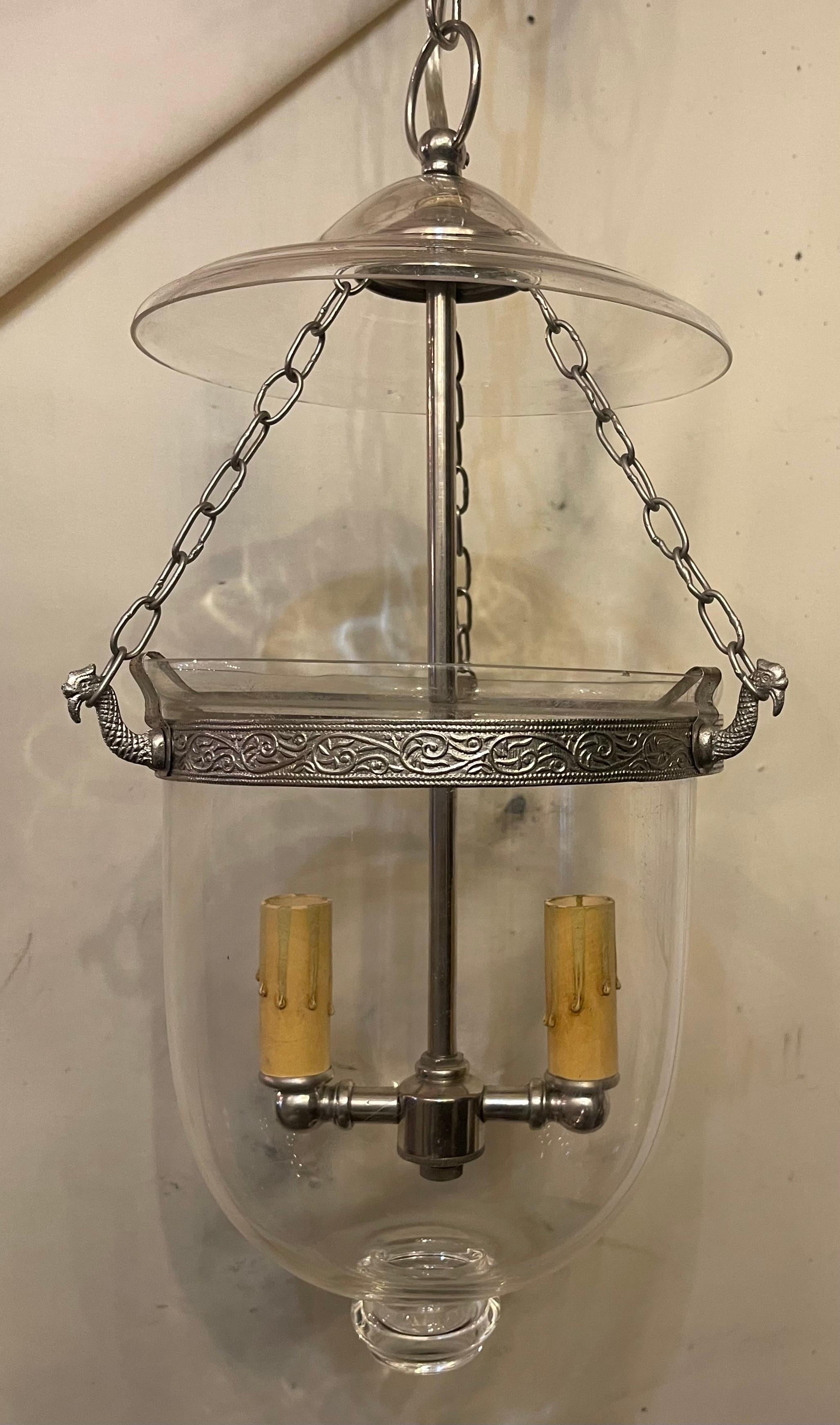 20ième siècle Merveilleuse petite lanterne lumineuse en laiton nickelé soufflé en verre de laurier en vente
