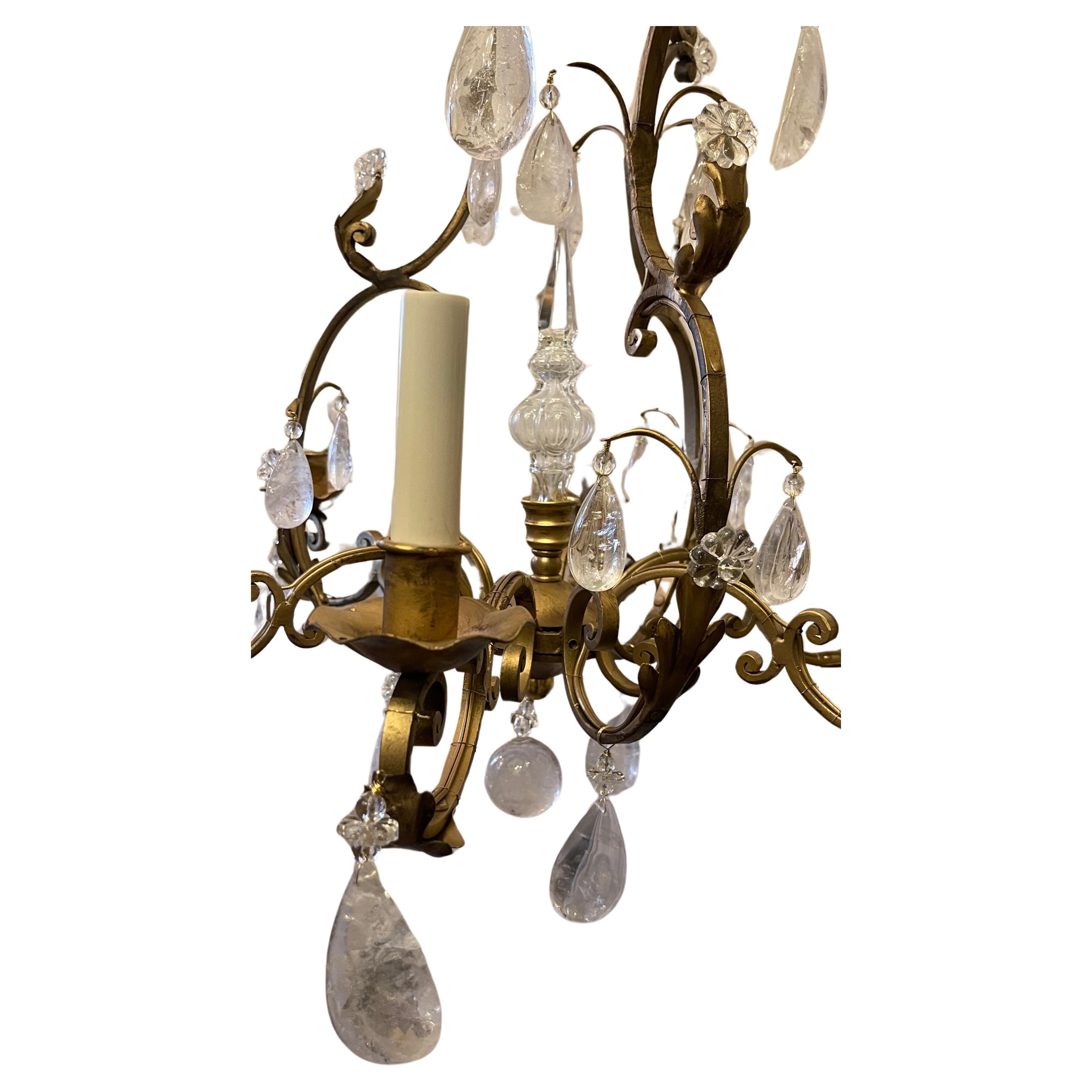 Moderne Merveilleux petit lustre français à six lumières de la Maison Baguès en cristal de roche doré en vente