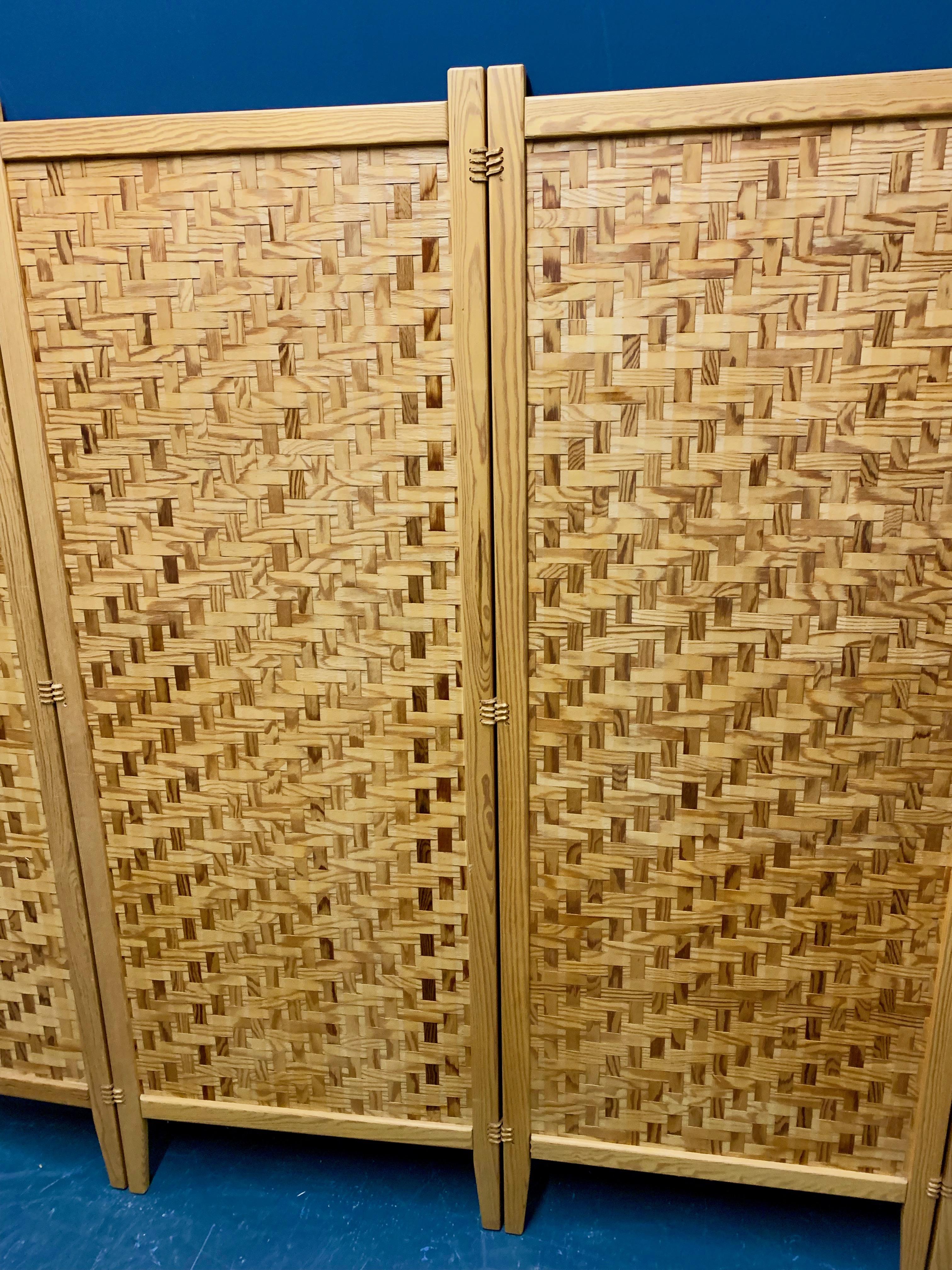 Hergestellt aus geflochtenen Kiefernstreifen in massiven Holzrahmen, die mit Leder verbunden sind.

 