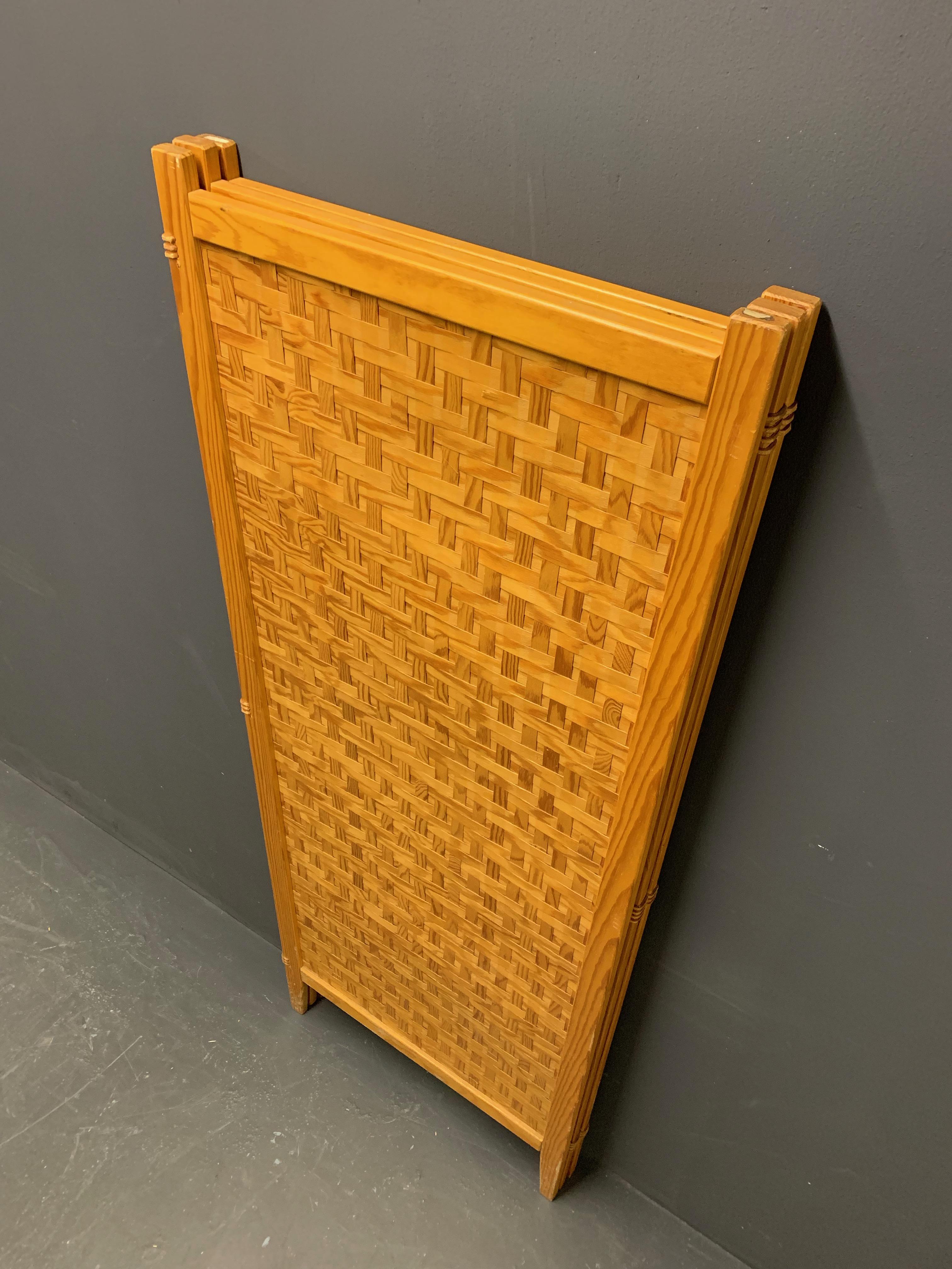 Wonderful Pine Folding Screen Room Divider In Good Condition For Sale In Munich, DE