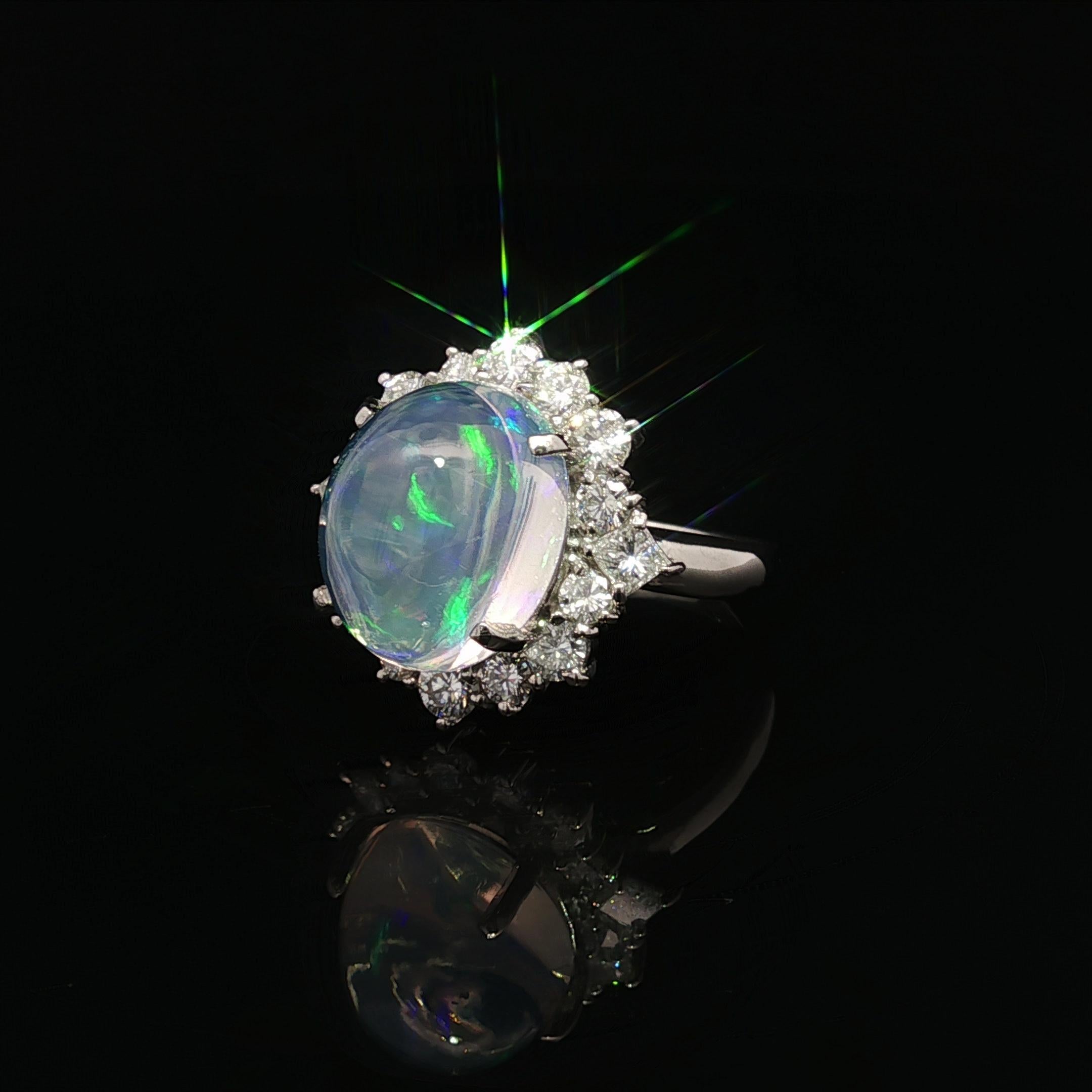Merveilleuse bague en platine 7.52ctw Fiery Jelly Opal w/ Diamond Halo Statement Ring en vente 7