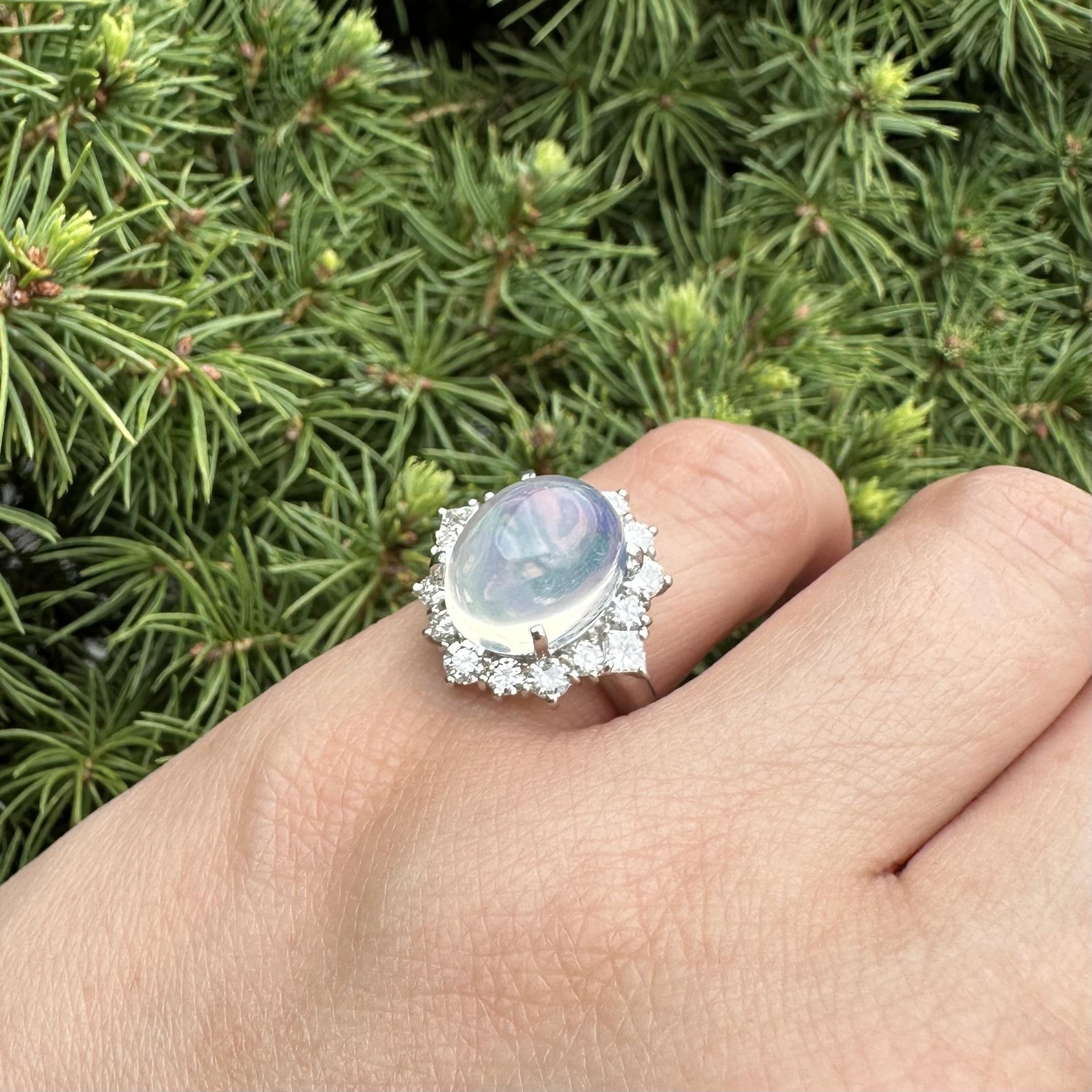 Merveilleuse bague en platine 7.52ctw Fiery Jelly Opal w/ Diamond Halo Statement Ring en vente 9
