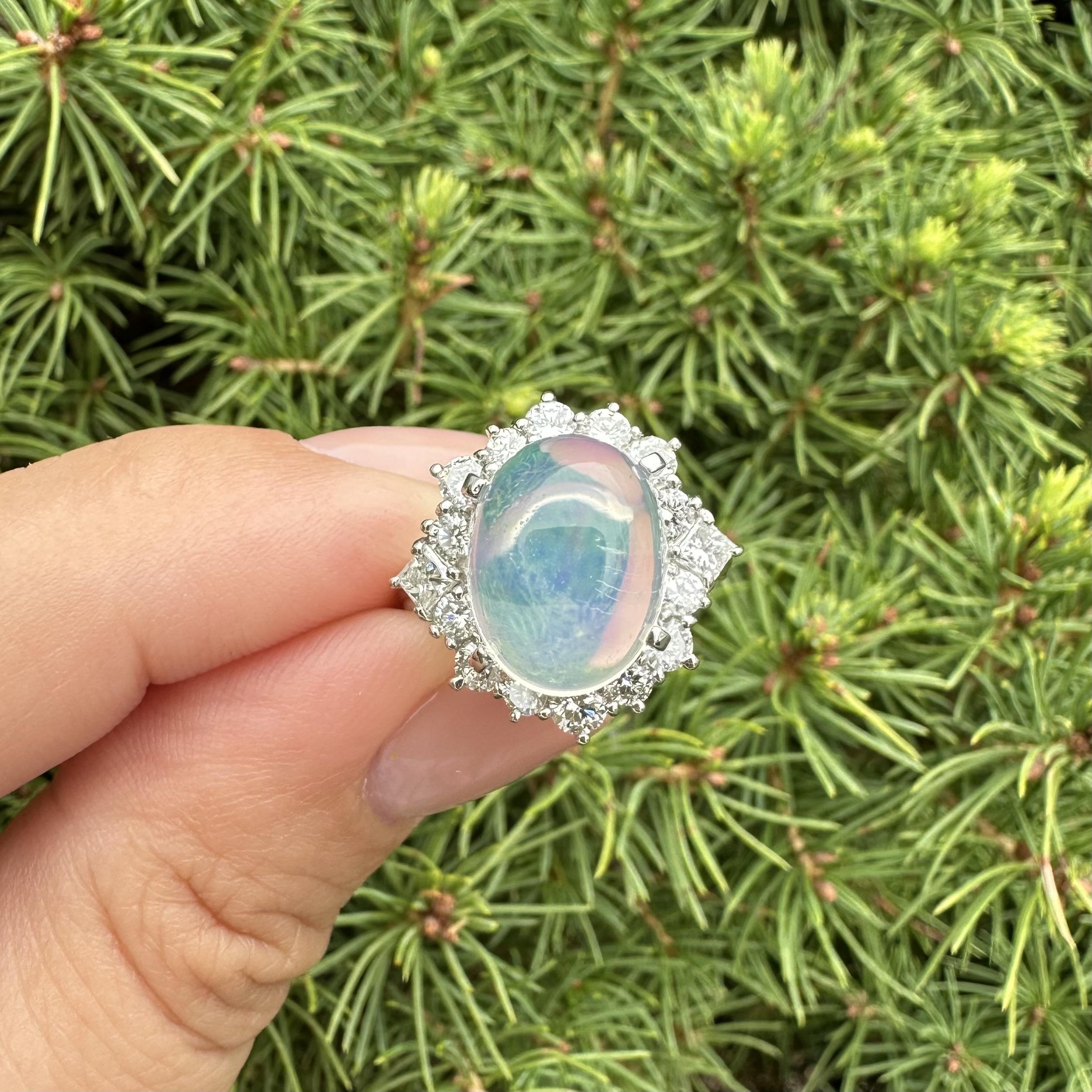 Merveilleuse bague en platine 7.52ctw Fiery Jelly Opal w/ Diamond Halo Statement Ring en vente 10