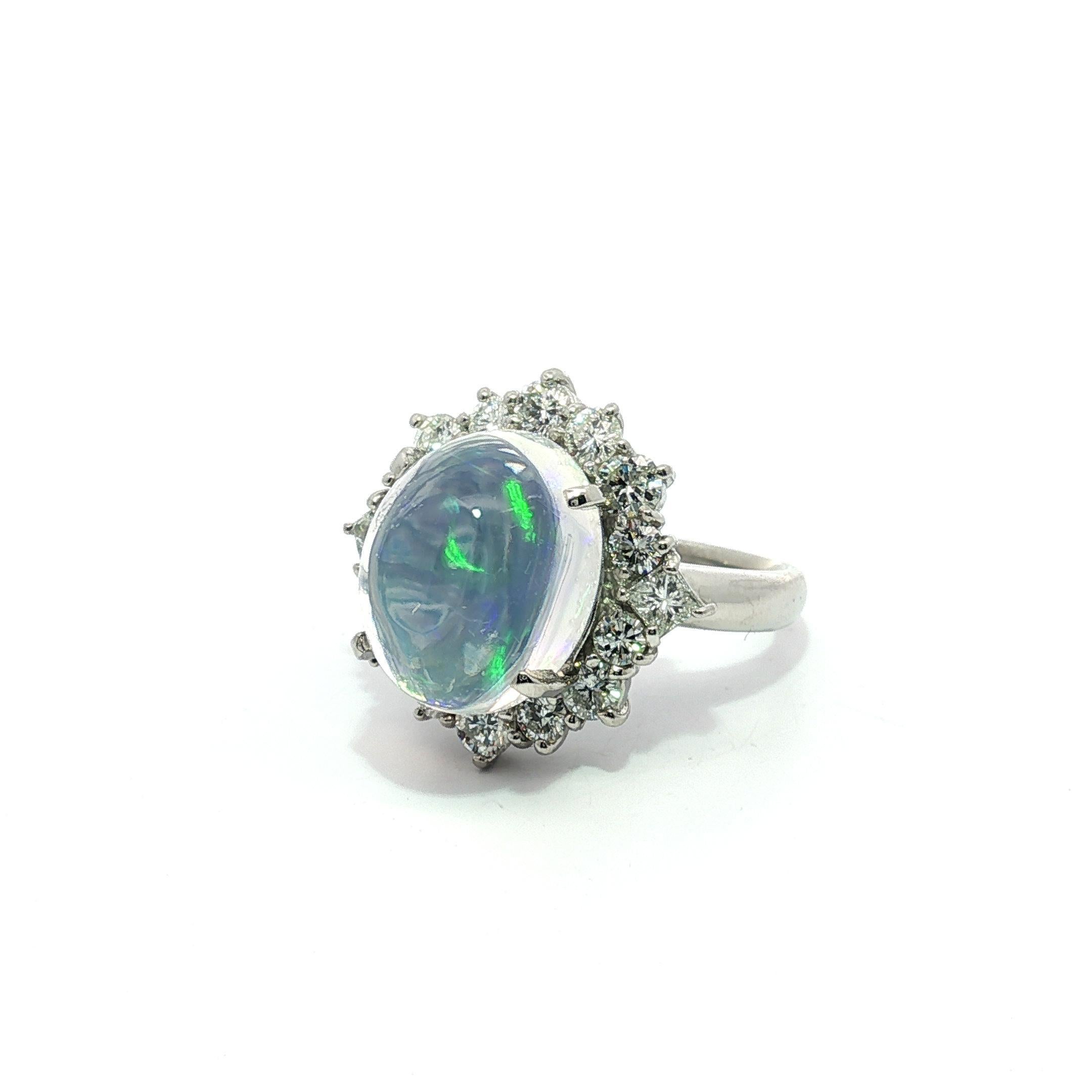 --Pierre(s) :...
(1) Jelly Opal Naturelle - Cabochon ovale - serti - Couleur claire comme de la gelée avec un très beau jeu de couleurs moyennes - 12.9x10.1mm (approx.) - 6.41ct (exact)
Nombreux diamants véritables naturels - taille princesse et