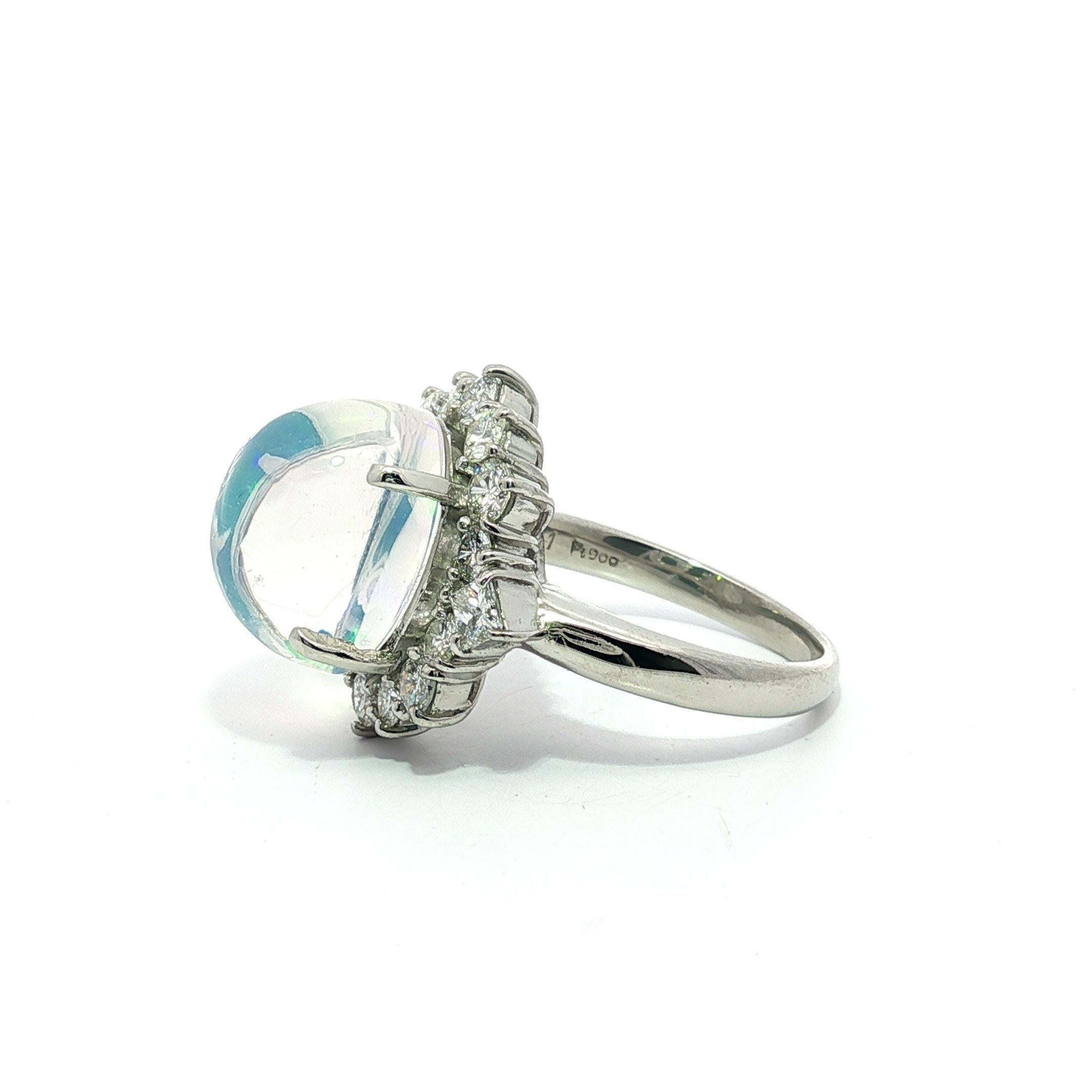 Taille cabochon Merveilleuse bague en platine 7.52ctw Fiery Jelly Opal w/ Diamond Halo Statement Ring en vente
