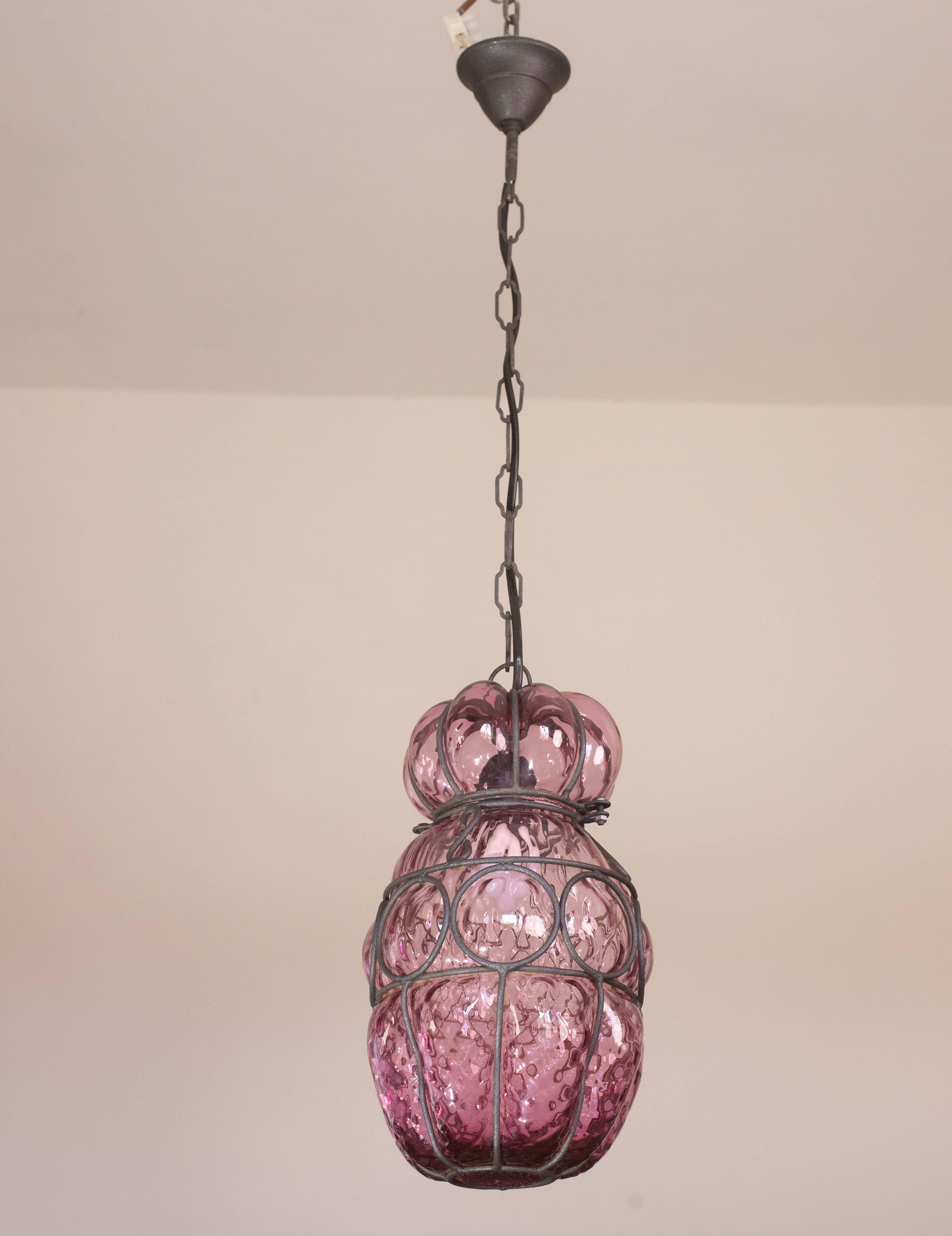 Cette lanterne en verre soufflé à la bouche est attribuée à Seguso. Elle constitue un bel éclairage pour les couloirs, les entrées et les salles de séjour. Le verre est d'une couleur prune douce. Comme toujours, ces magnifiques lanternes créent leur