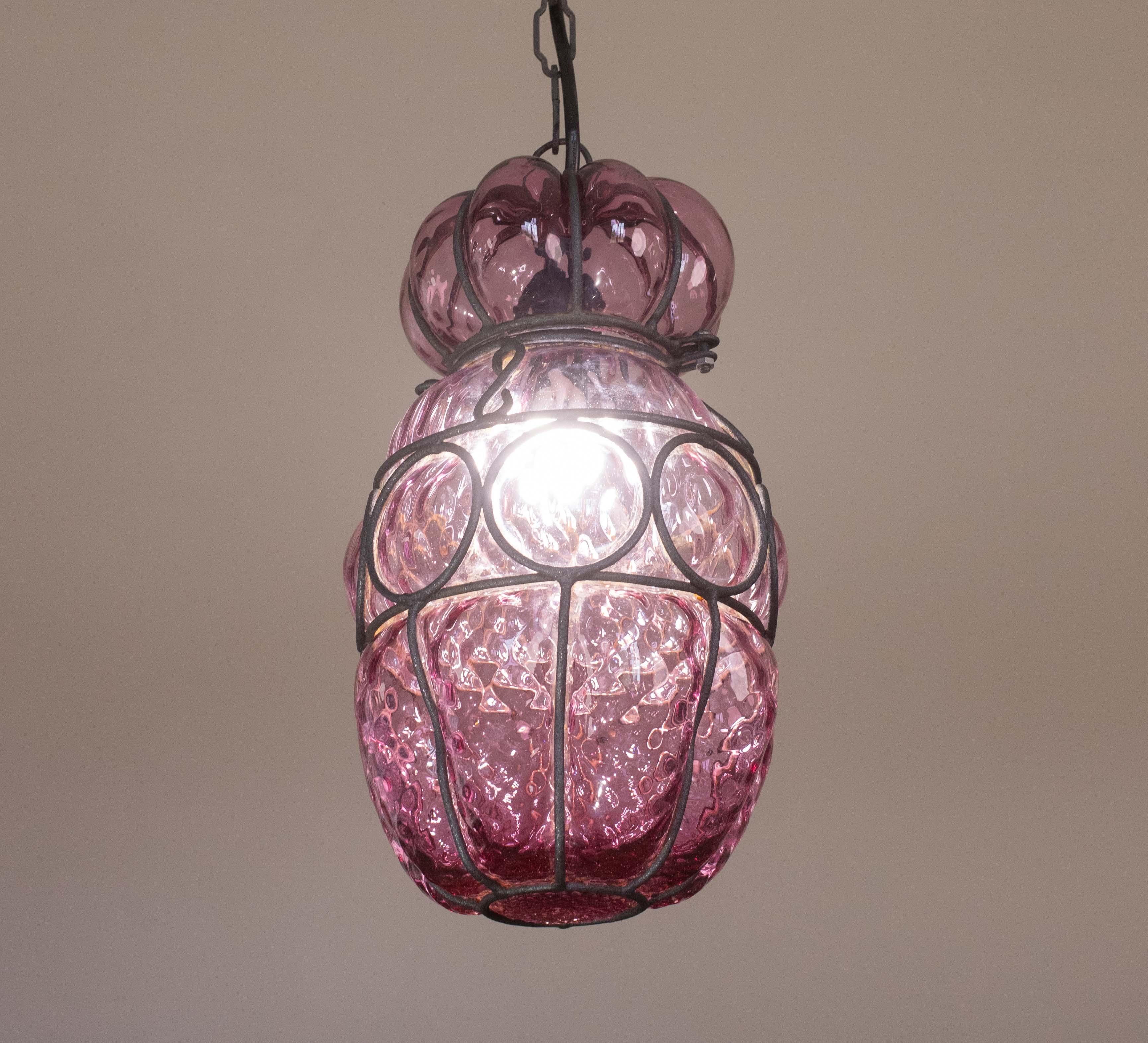 Milieu du XXe siècle Merveilleuse lanterne vénitienne de couleur prune, verre de Murano Seguso, Italie, années 1950 en vente