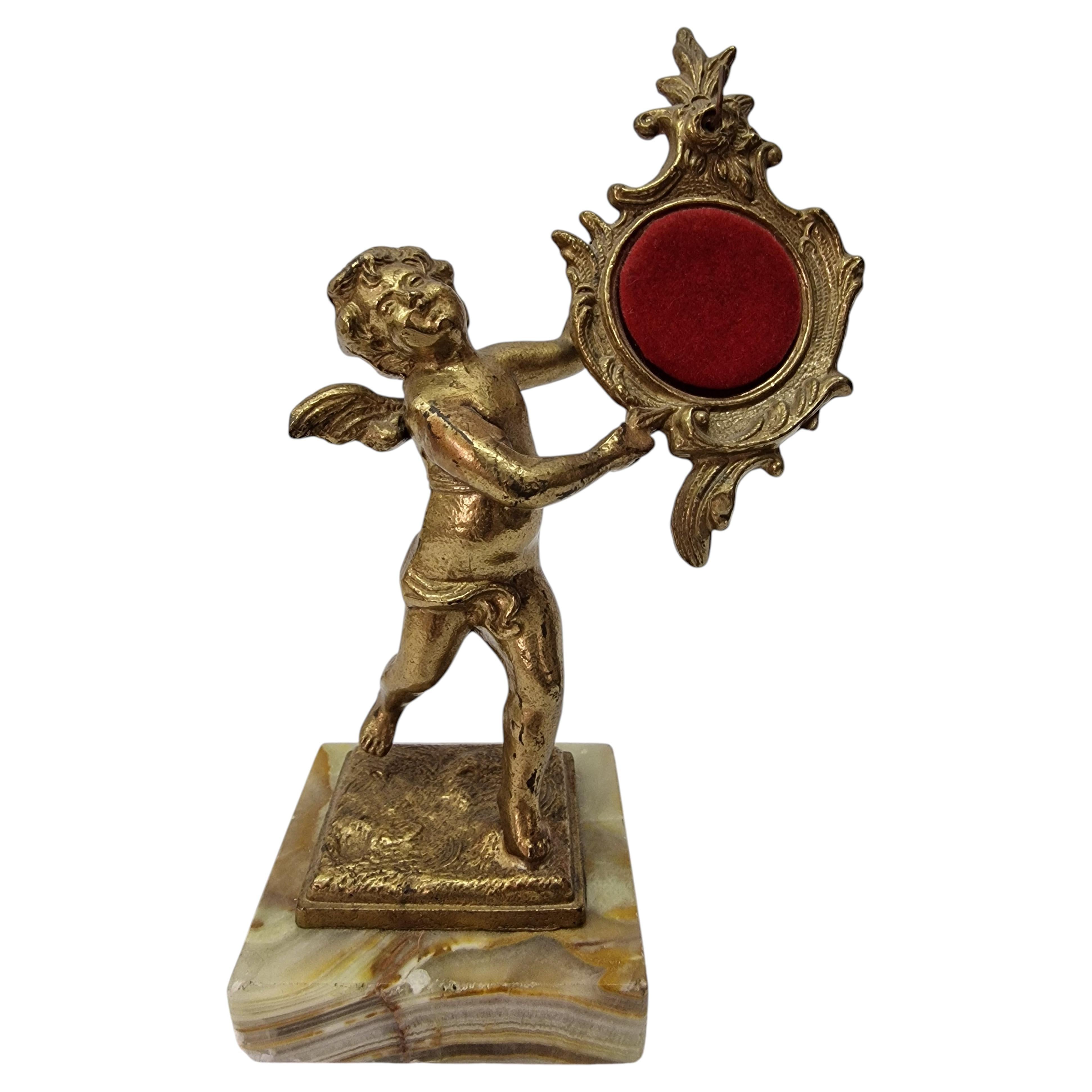 Maravilloso soporte para reloj de bolsillo, diseño putto, latón con piedra de aragonito, años 50, Italia en venta