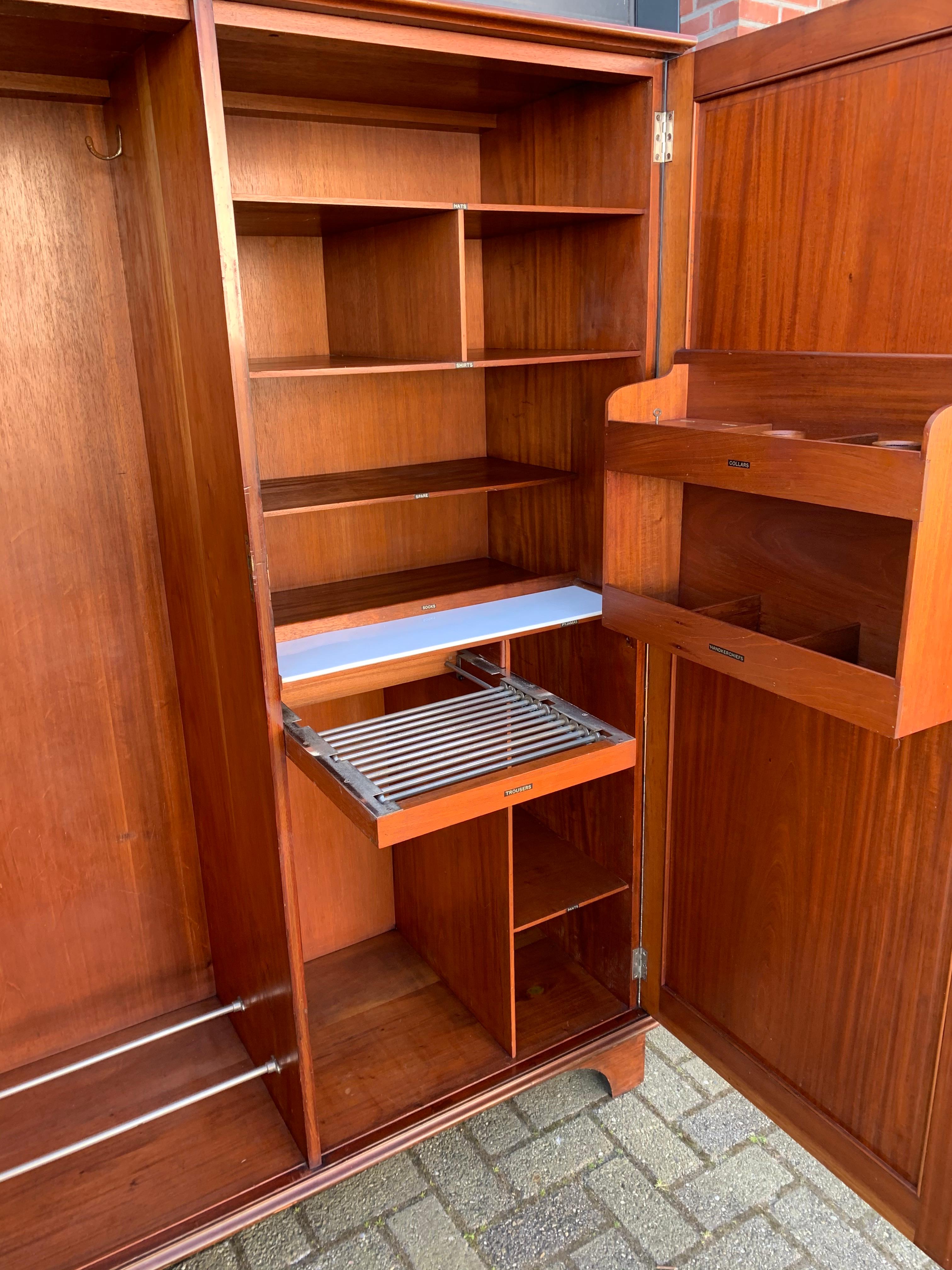 Wonderful & Practical Early 1900 English Mahogany Gentleman's Compactom Wardrobe In Good Condition In Lisse, NL