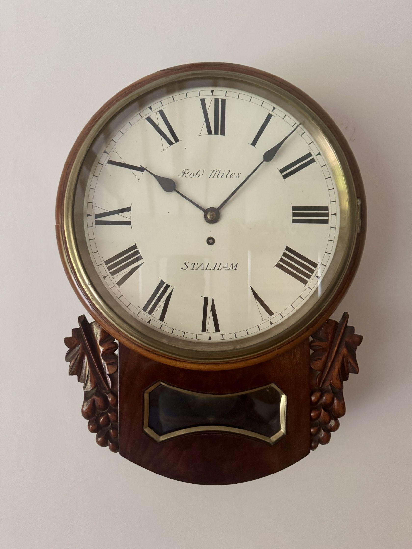 Intagliato Meraviglioso orologio da parete in mogano del XIX secolo con quadrante a goccia di ottima qualità in vendita