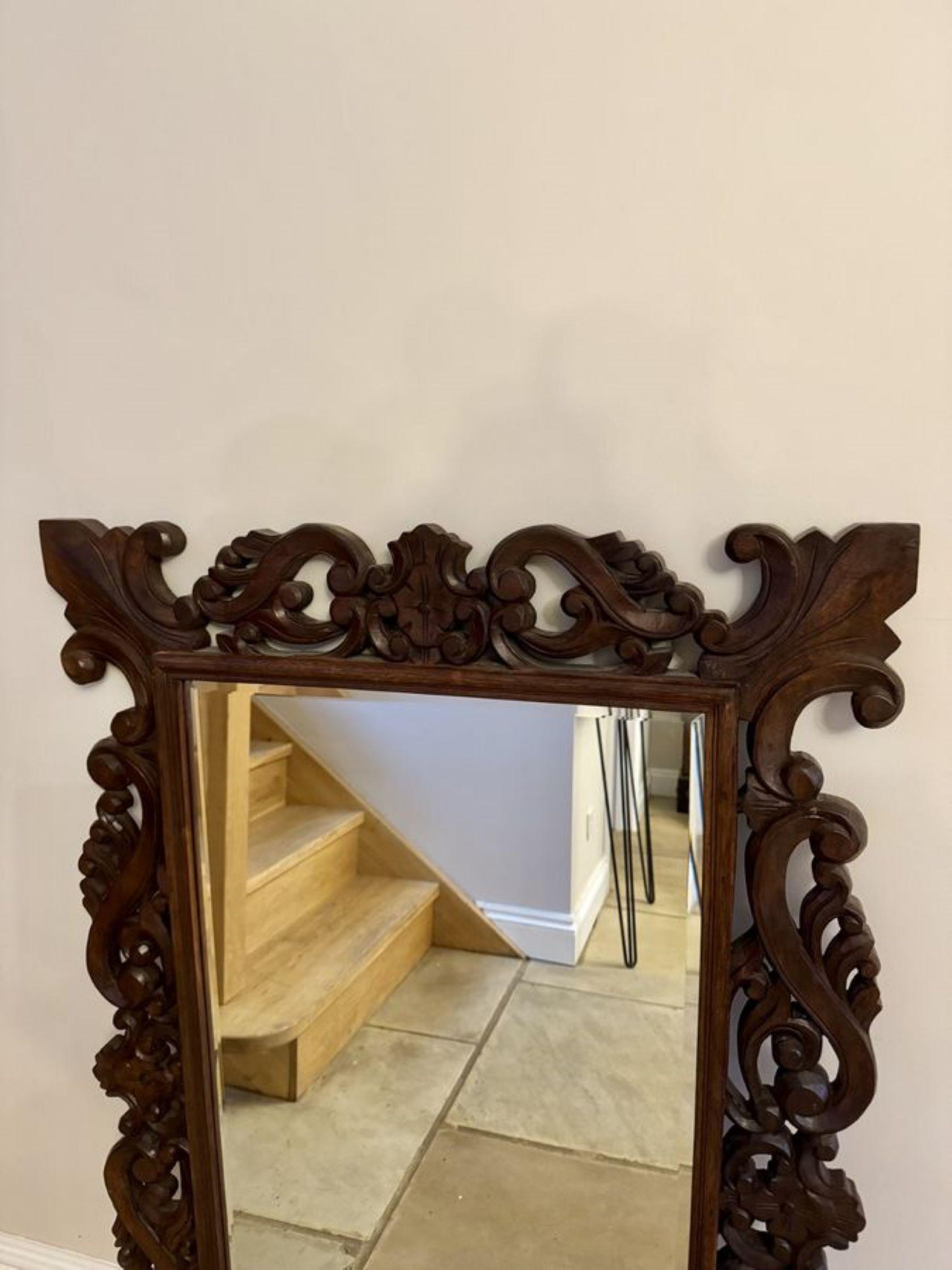 Splendida specchiera da parete in rovere intagliato di qualità edoardiana, con lo specchio originale dai bordi smussati in una cornice in rovere intagliato di qualità con volute e fiocchi. 

D. 1900
