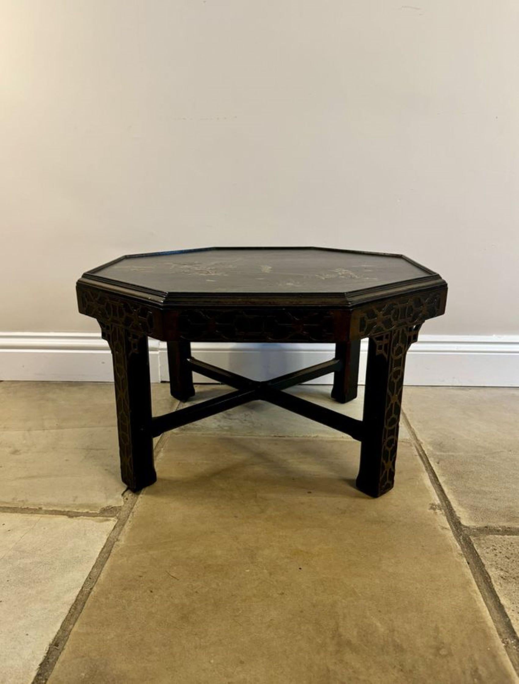 Wonderful quality antique Edwardian chinoiserie decorated coffee table, having a quality antique Edwardian coffee table with fantastic chinoiserie decoration to the top, standing on four square shaped legs united by a cross stretcher.

D. 1900