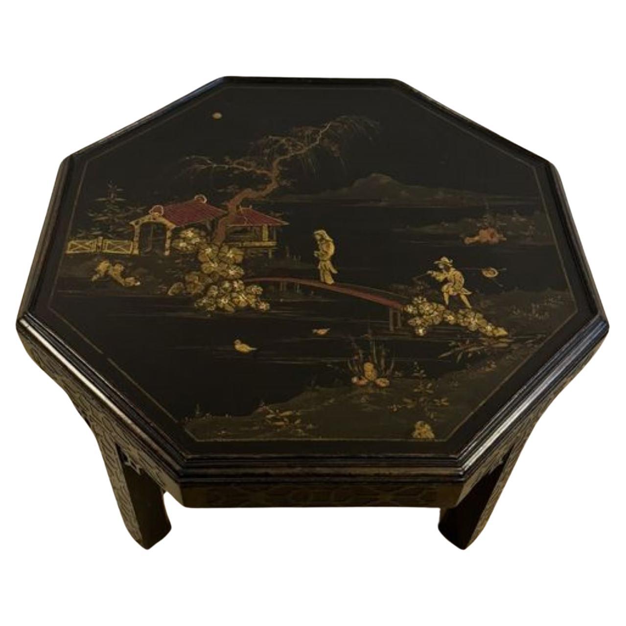 Table basse édouardienne ancienne magnifiquement décorée de chinoiserie 