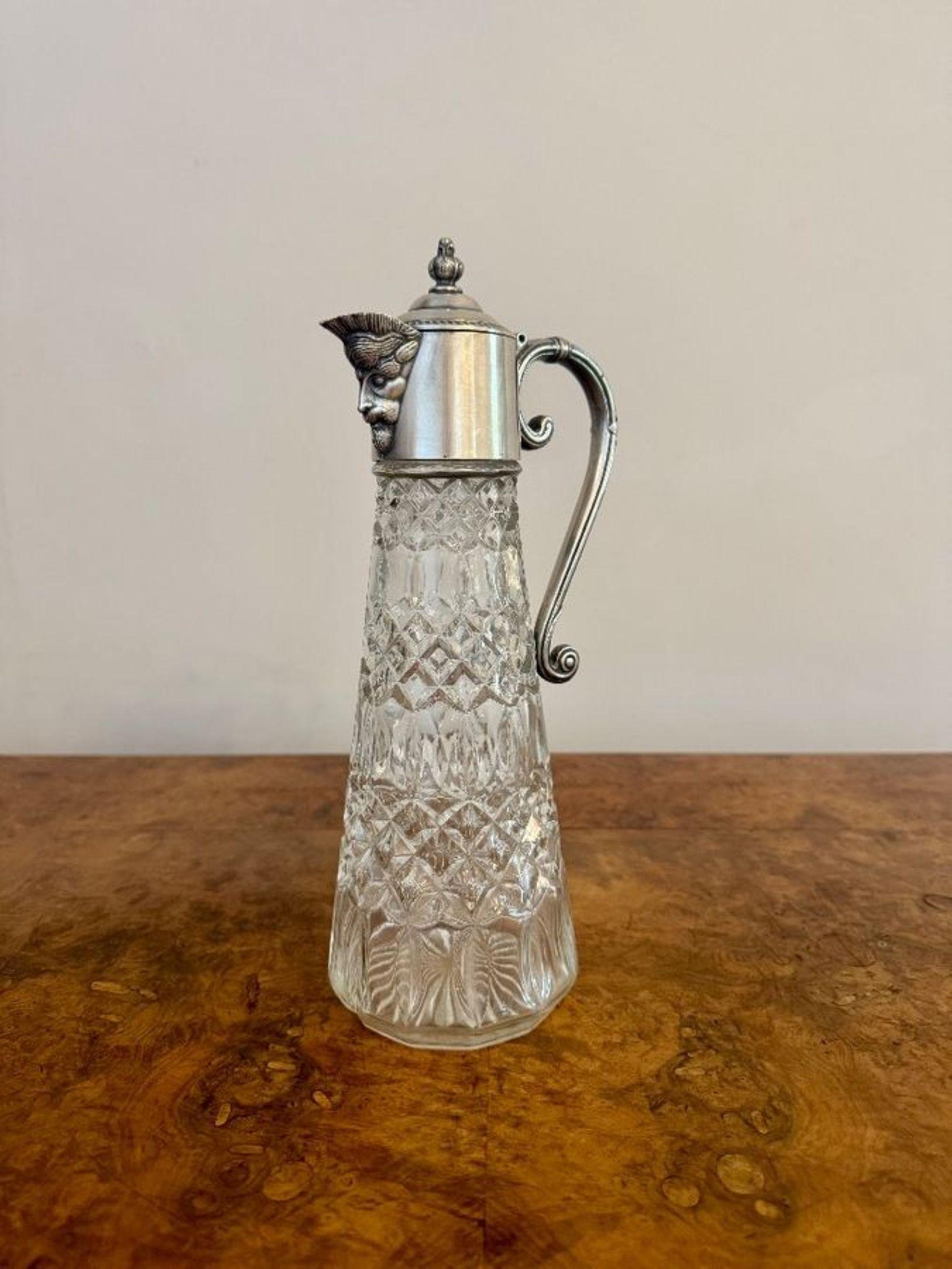 Merveilleuse cruche à claret de l'époque édouardienne d'une qualité exceptionnelle, plaquée argent et en verre taillé, avec une poignée en forme à l'arrière et un bec verseur figuratif au-dessus d'un corps en verre taillé.

D. 1900