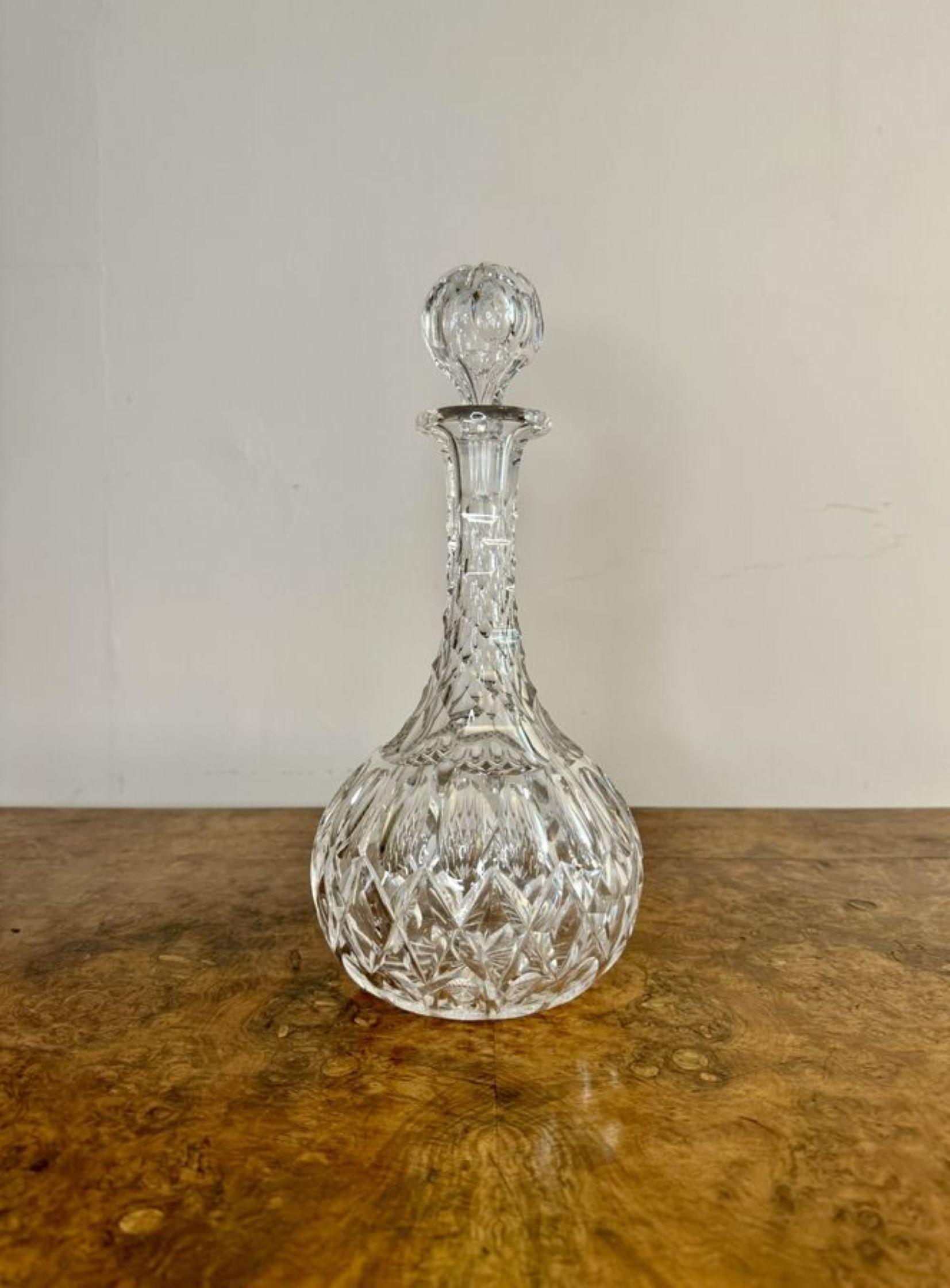Merveilleuse carafe en verre taillé de l'époque édouardienne, avec de fantastiques détails en verre taillé et le bouchon d'origine en verre taillé de forme circulaire.

D. 1900