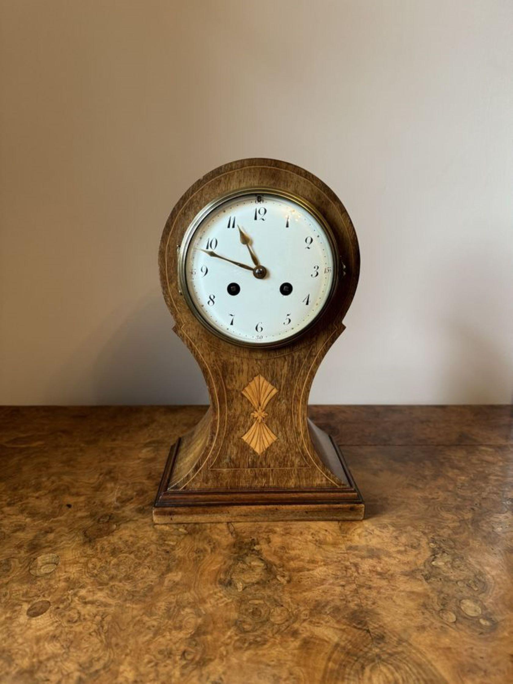 20ième siècle Magnifique horloge de cheminée édouardienne ancienne en acajou incrusté en forme de ballon  en vente