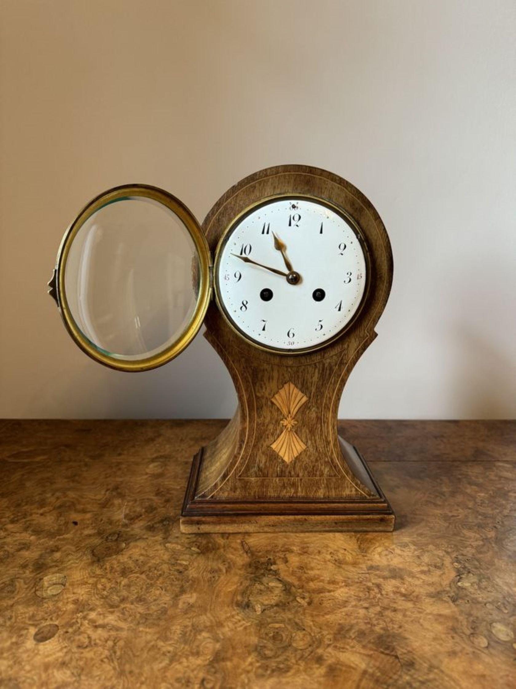Verre Magnifique horloge de cheminée édouardienne ancienne en acajou incrusté en forme de ballon  en vente
