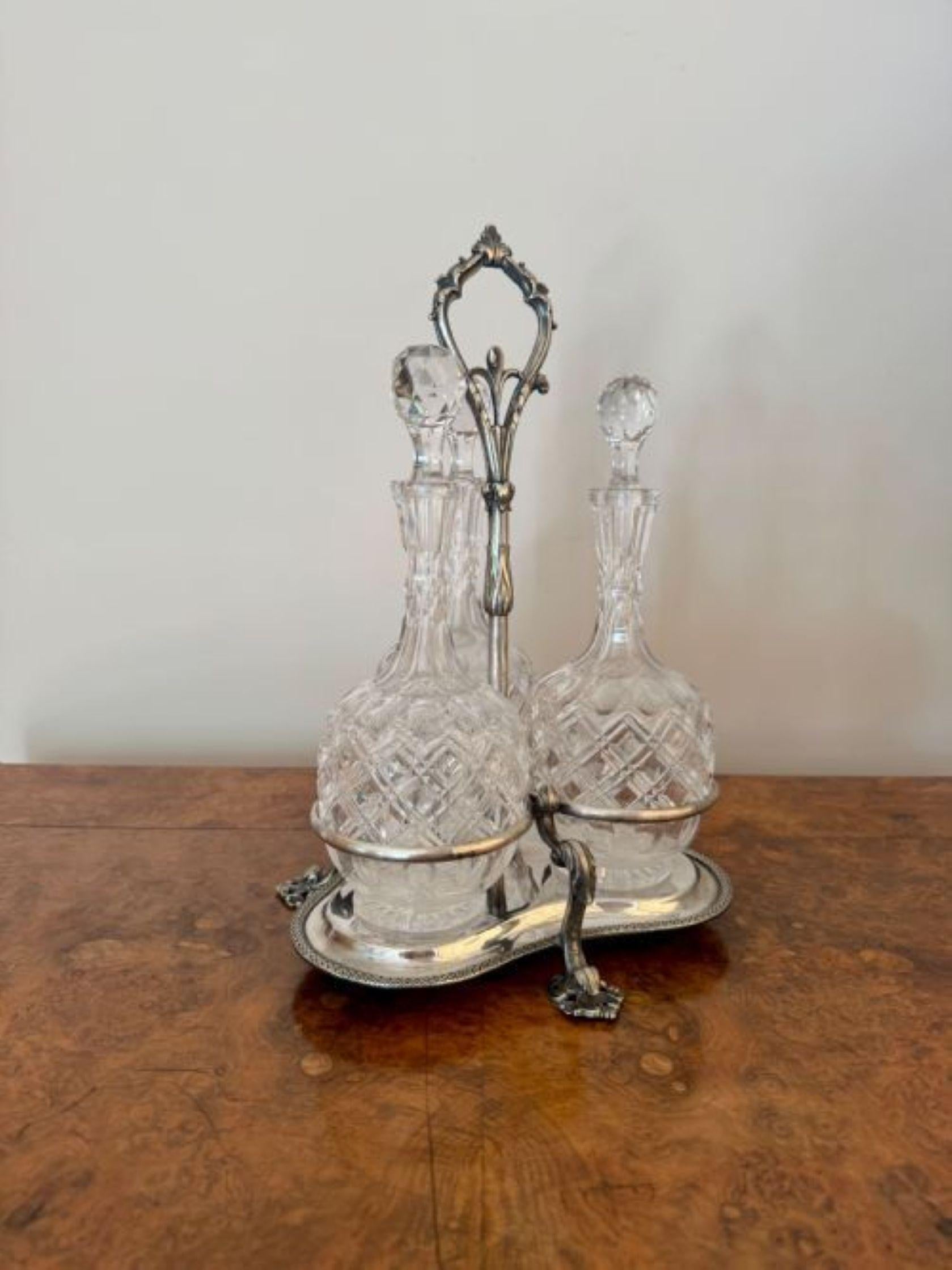 Wunderbare Qualität antike Edwardian Qualität geschliffenem Glas Karaffen & original versilbert stehen, bestehend aus drei Qualität geschliffenem Glas Karaffen alle mit dem ursprünglichen geschliffenem Glas Stopfen in einer Qualität versilbert